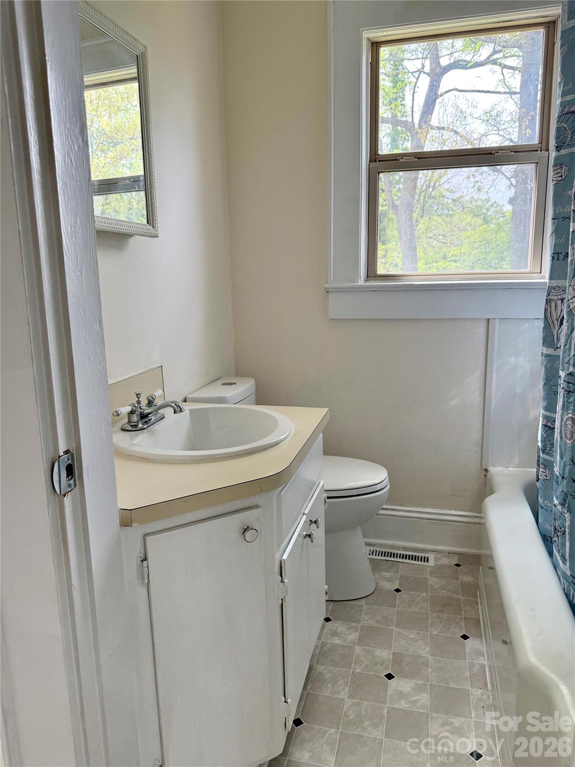 2025 28th Street NE — Hickory