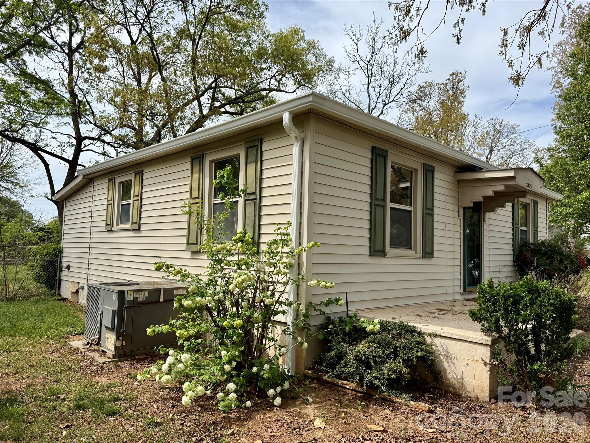 2025 28th Street NE — Hickory
