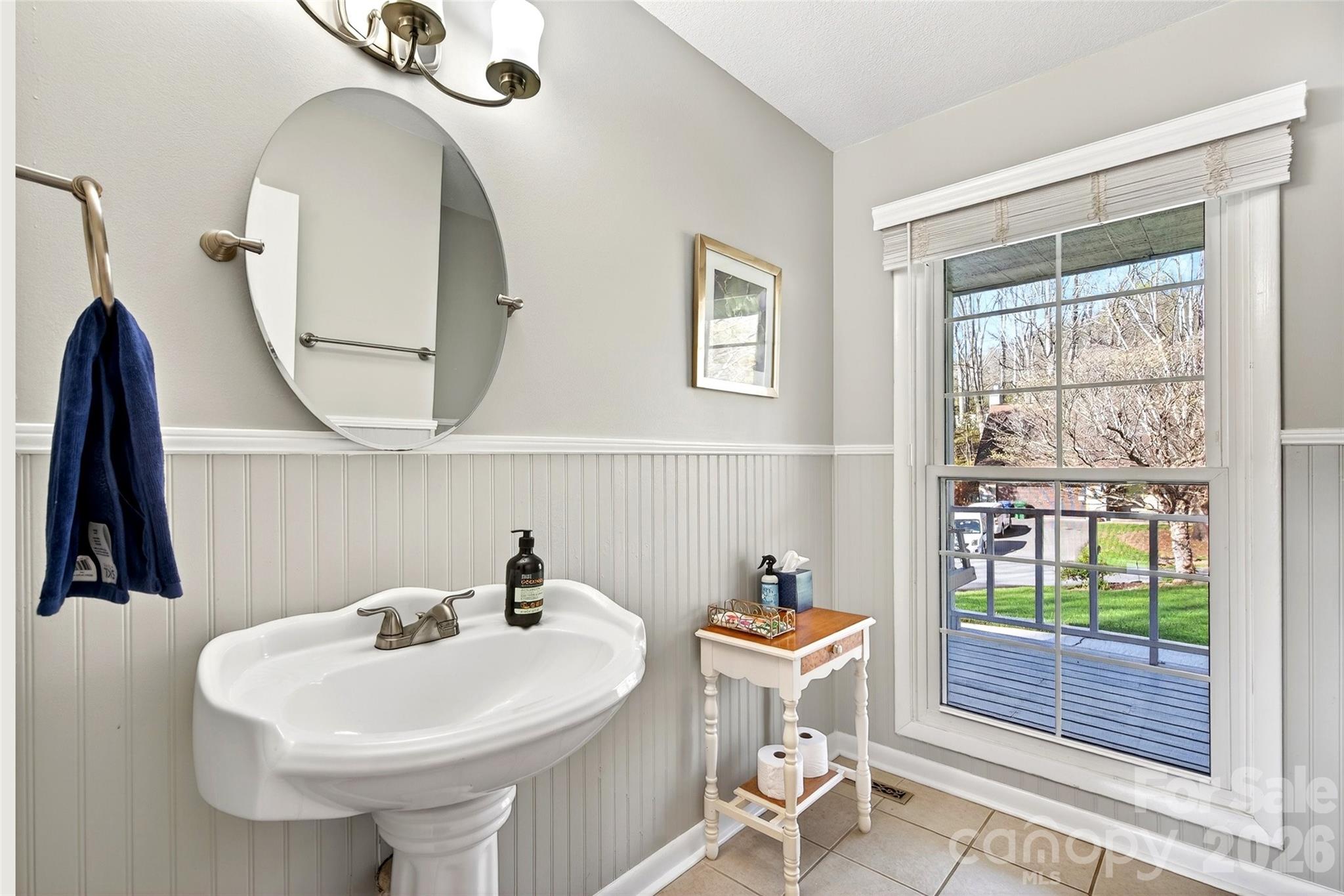 102 Charles Ridge Road — Asheville