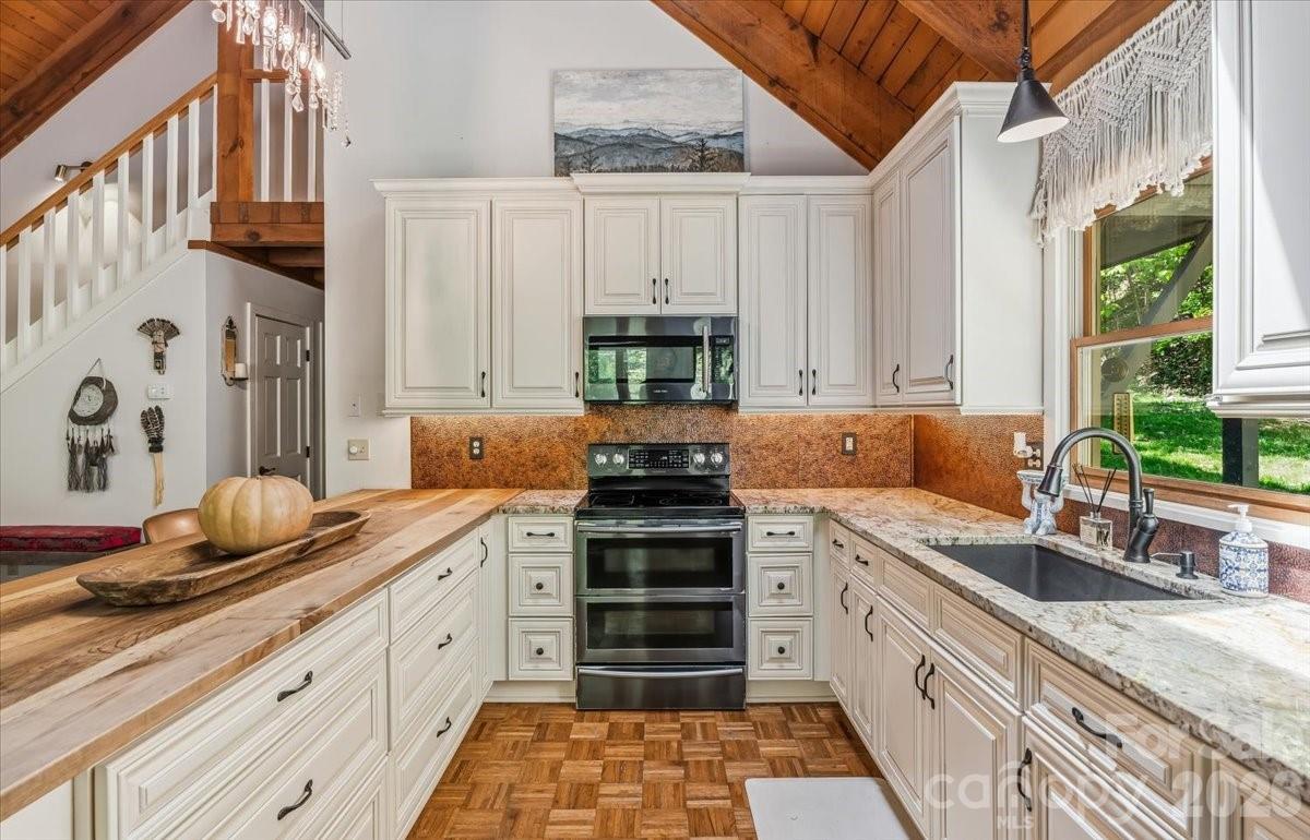 61 Greer Way — Mars Hill