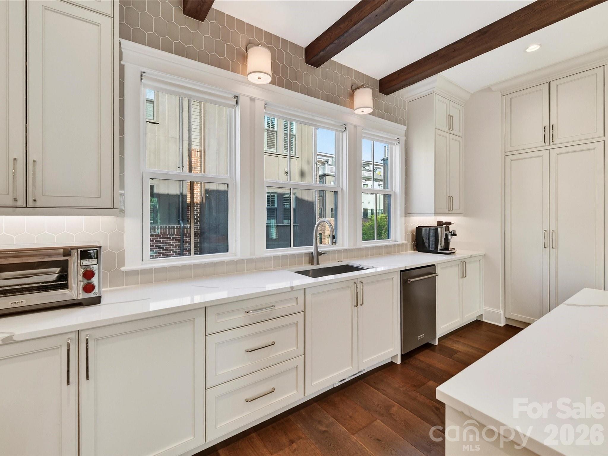 3074 Selwyn Avenue — Charlotte