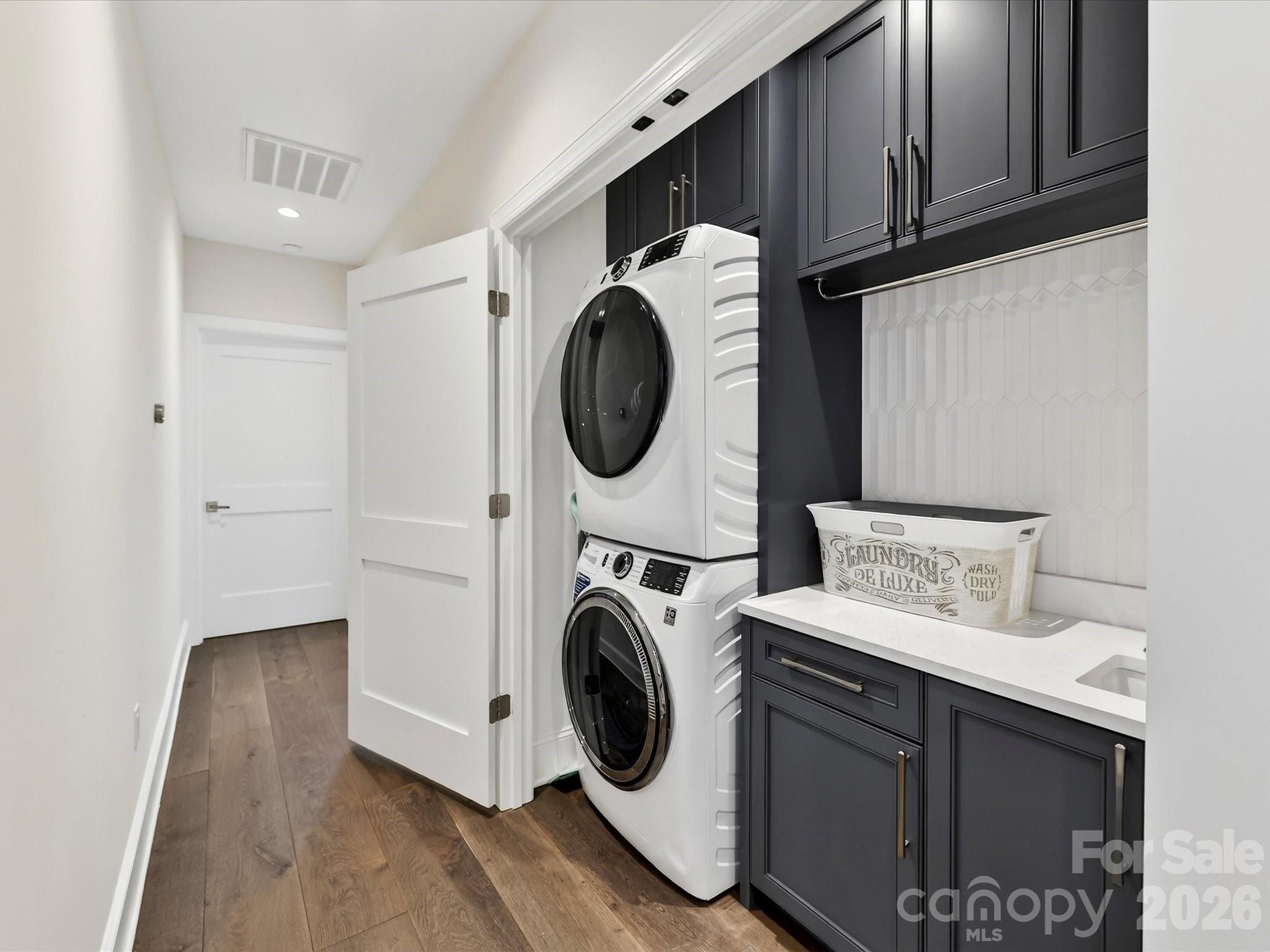 3074 Selwyn Avenue — Charlotte
