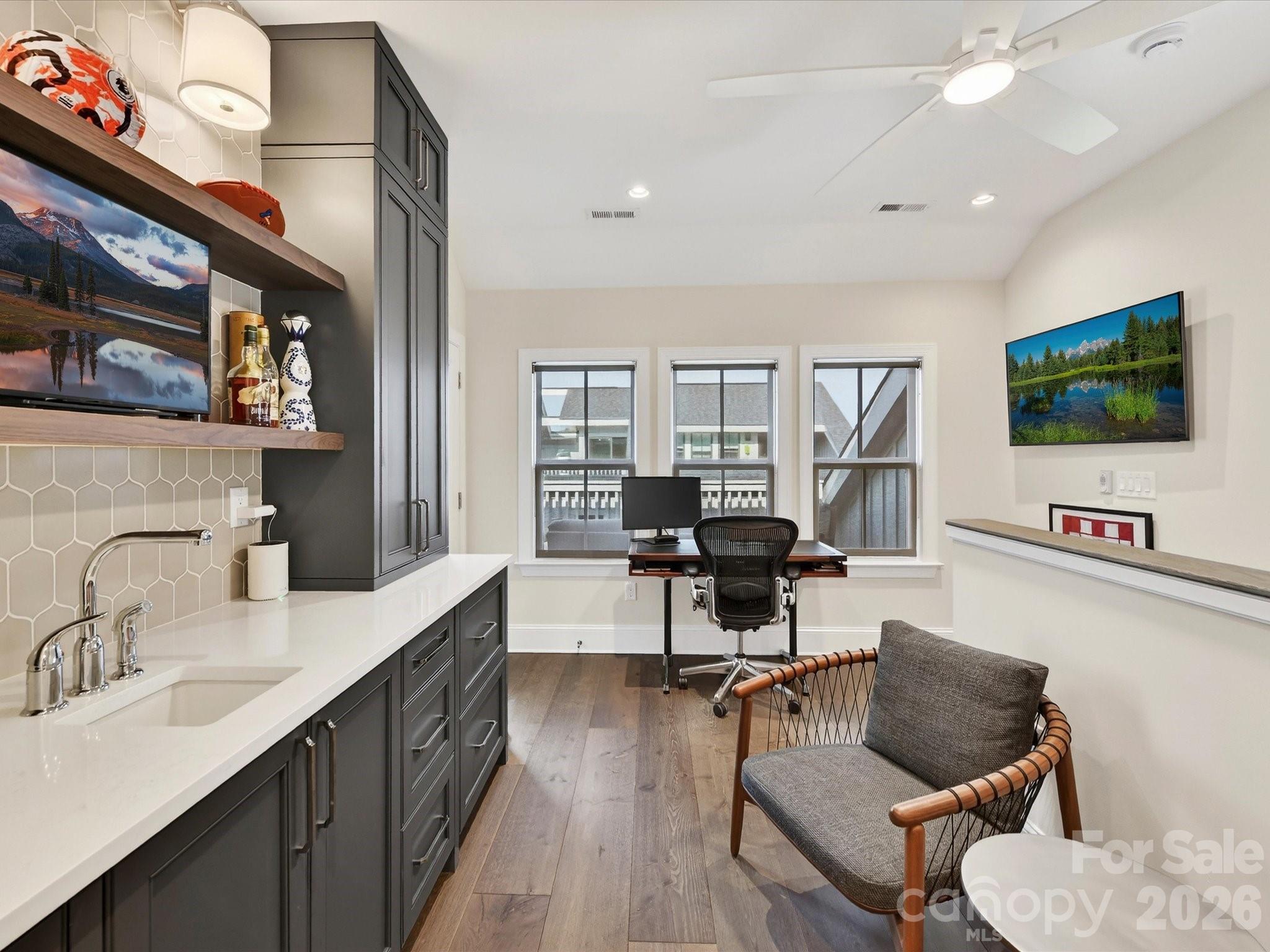 3074 Selwyn Avenue — Charlotte