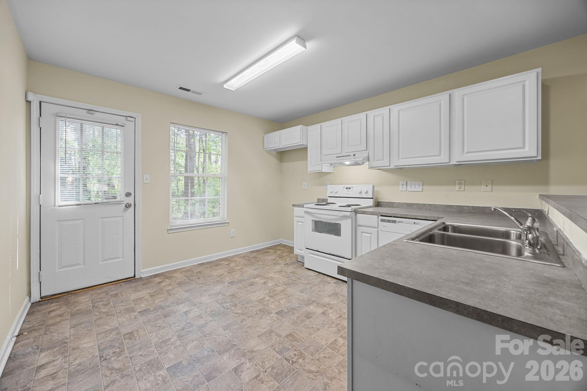 2246 Sunset Boulevard — Charlotte