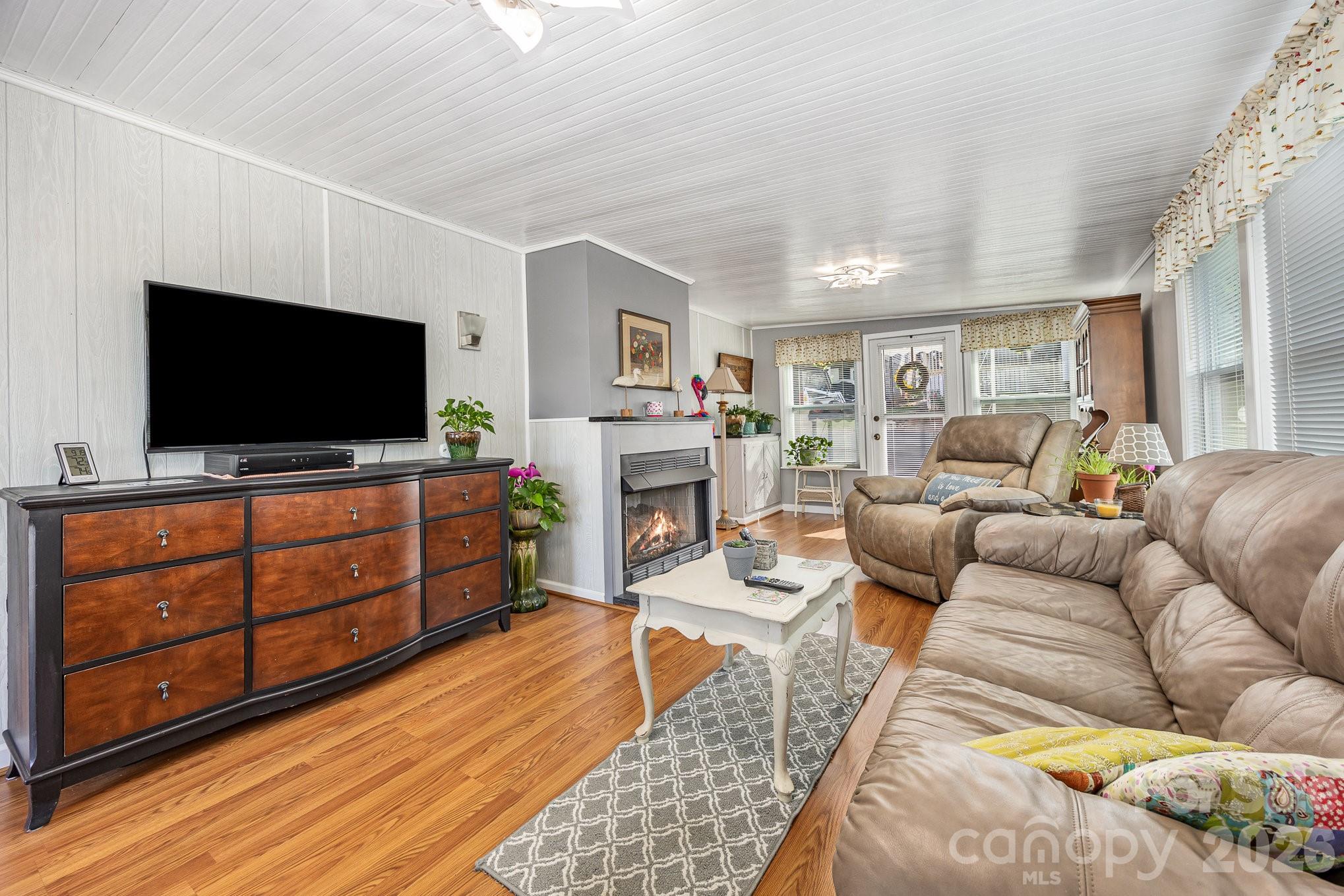 125 Maple Street — New London