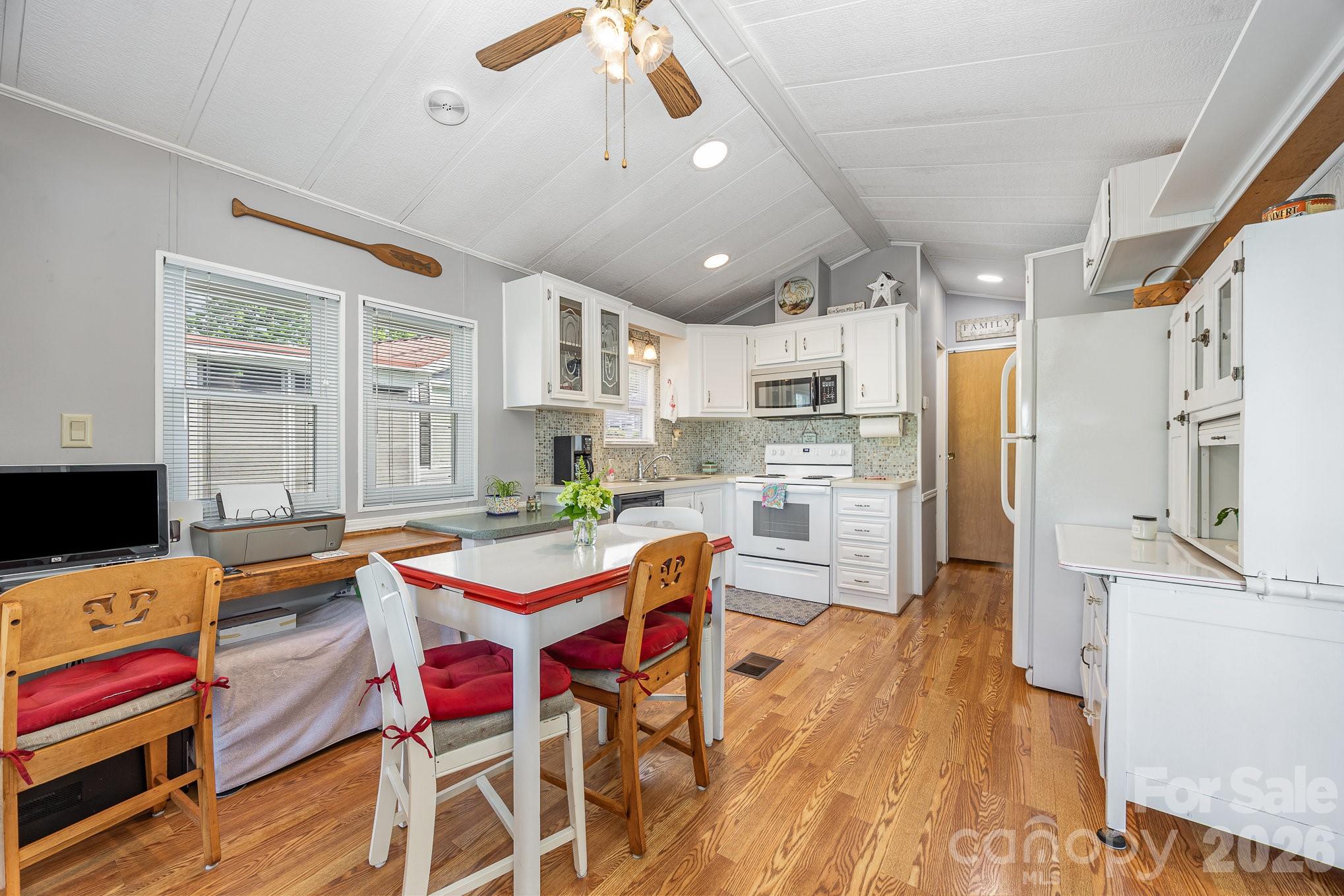 125 Maple Street — New London