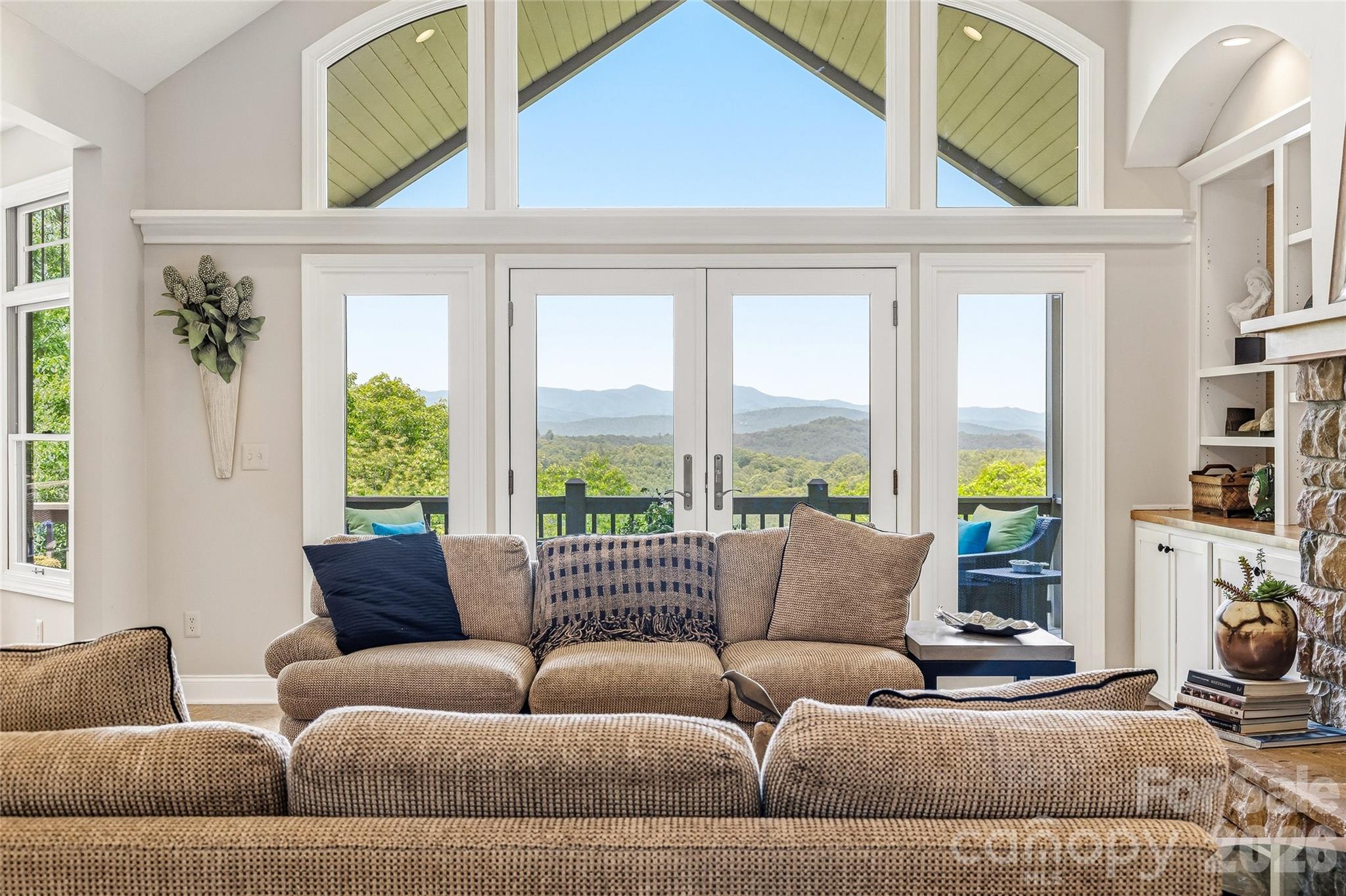 135 Crossvine Trail — Hendersonville