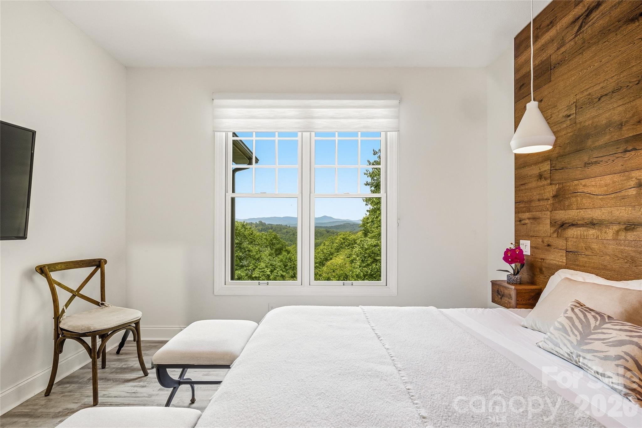 135 Crossvine Trail — Hendersonville