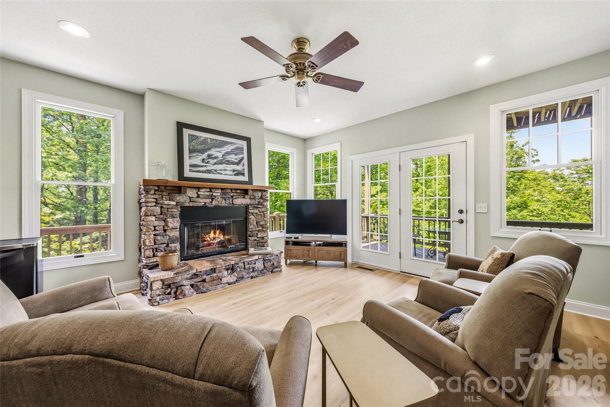 135 Crossvine Trail — Hendersonville