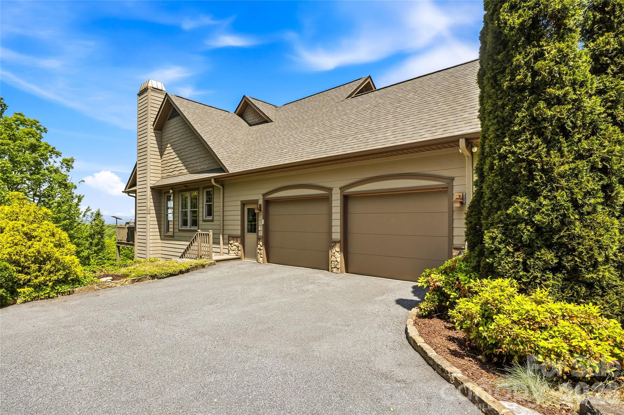 135 Crossvine Trail — Hendersonville