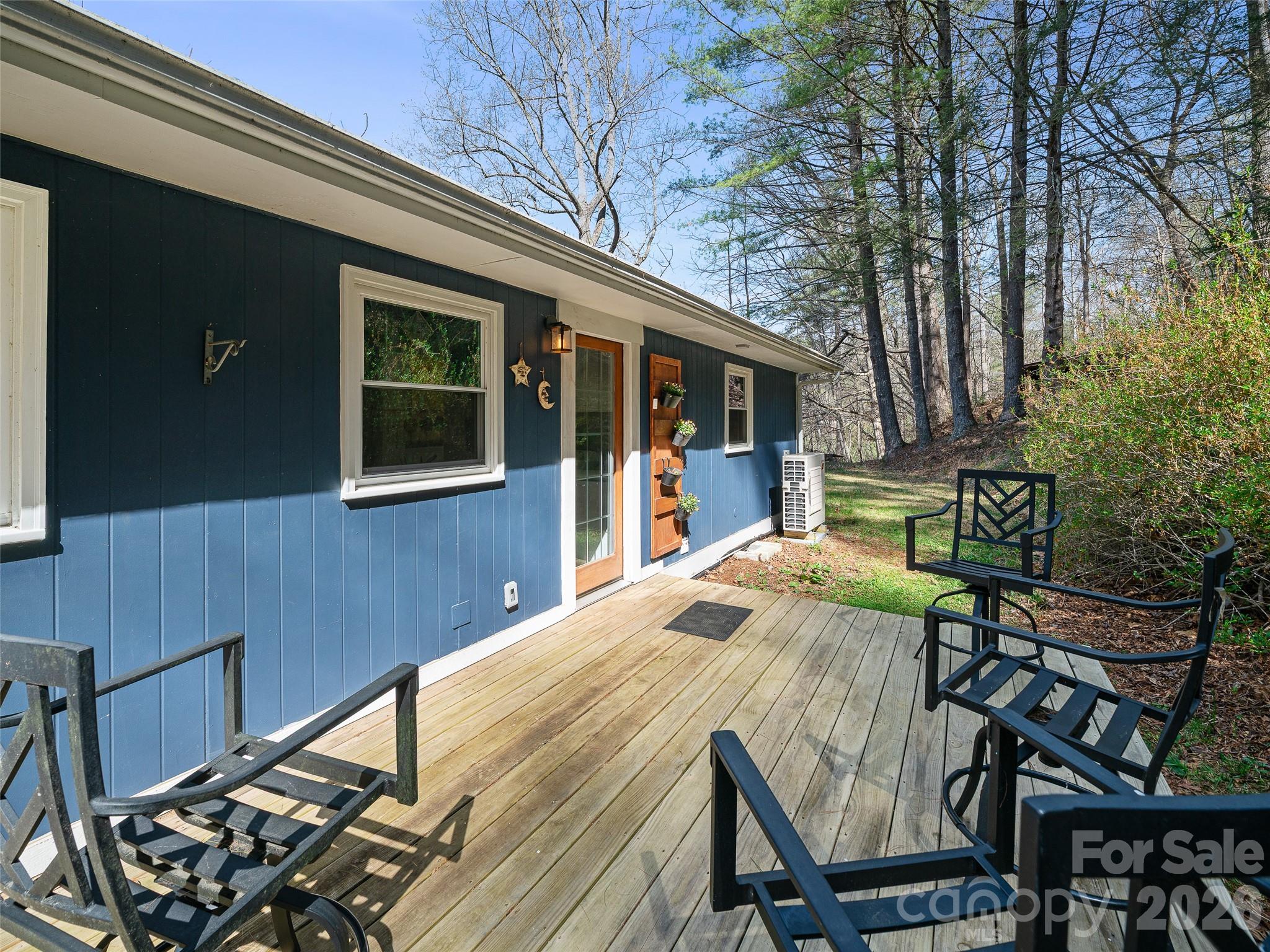 1280 Old Mine Fork Road — Burnsville