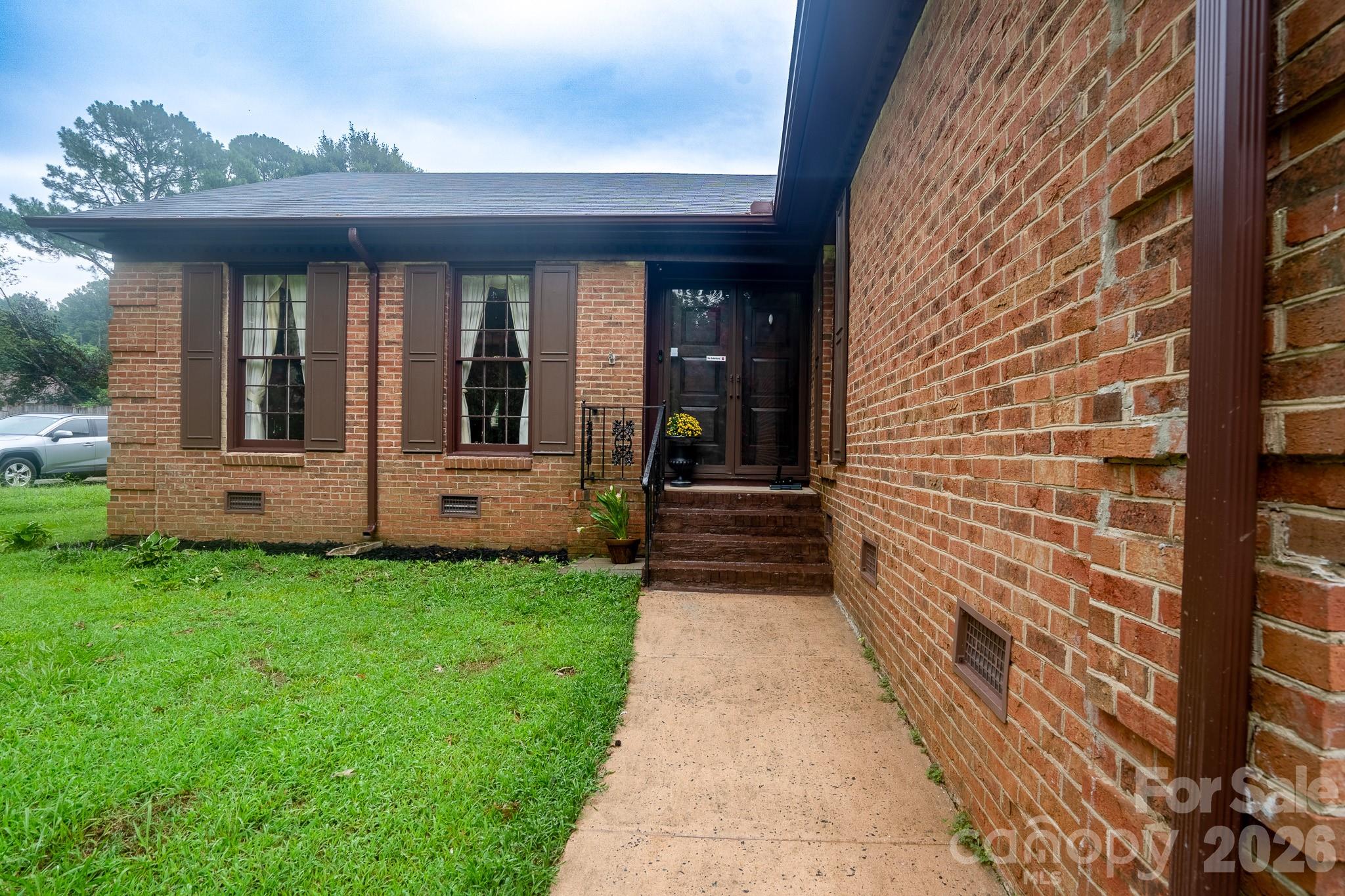 5742 faulconbridge Road — Charlotte