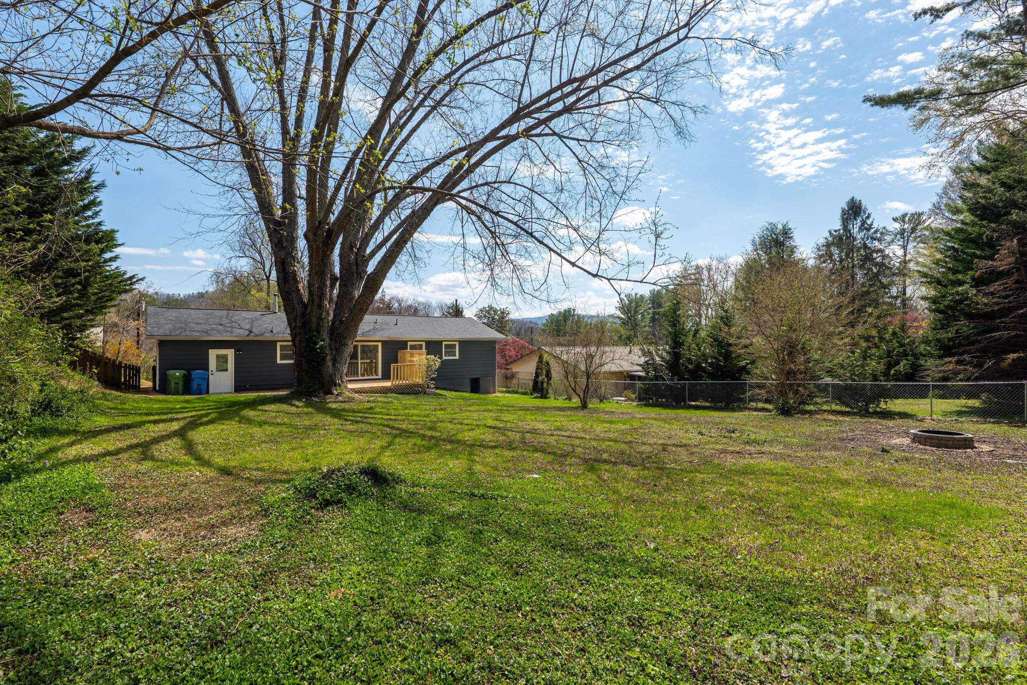 8 Hillview Road — Asheville