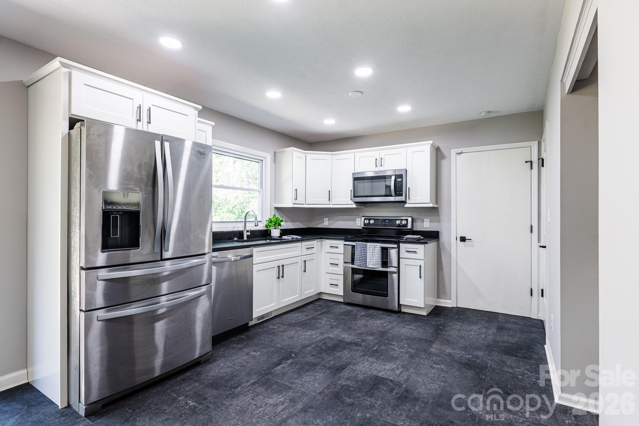 8 Hillview Road — Asheville