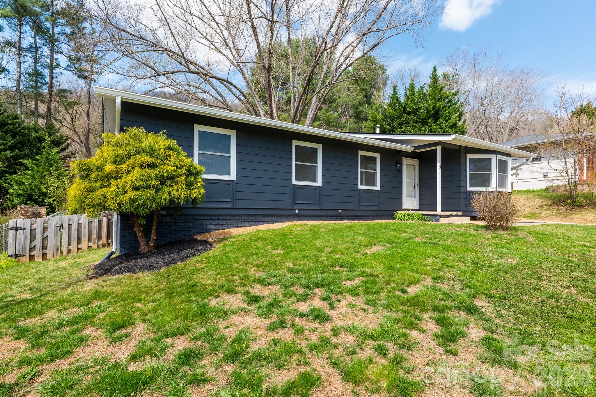 8 Hillview Road — Asheville