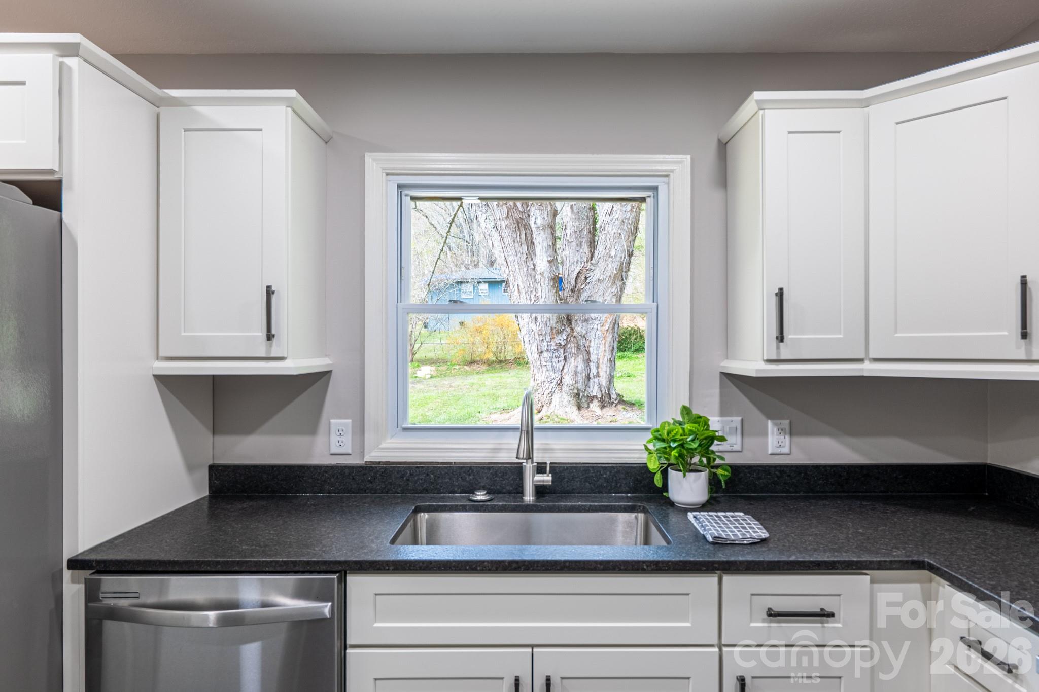 8 Hillview Road — Asheville