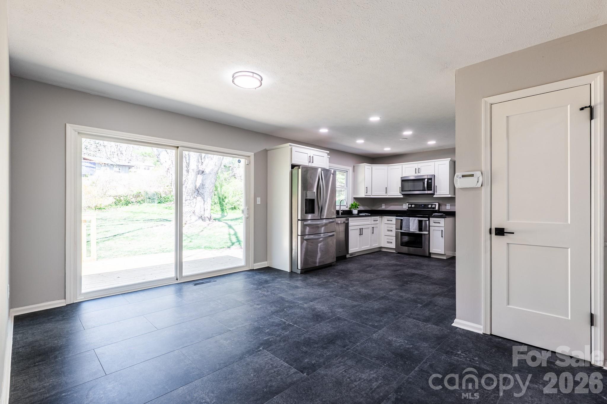 8 Hillview Road — Asheville