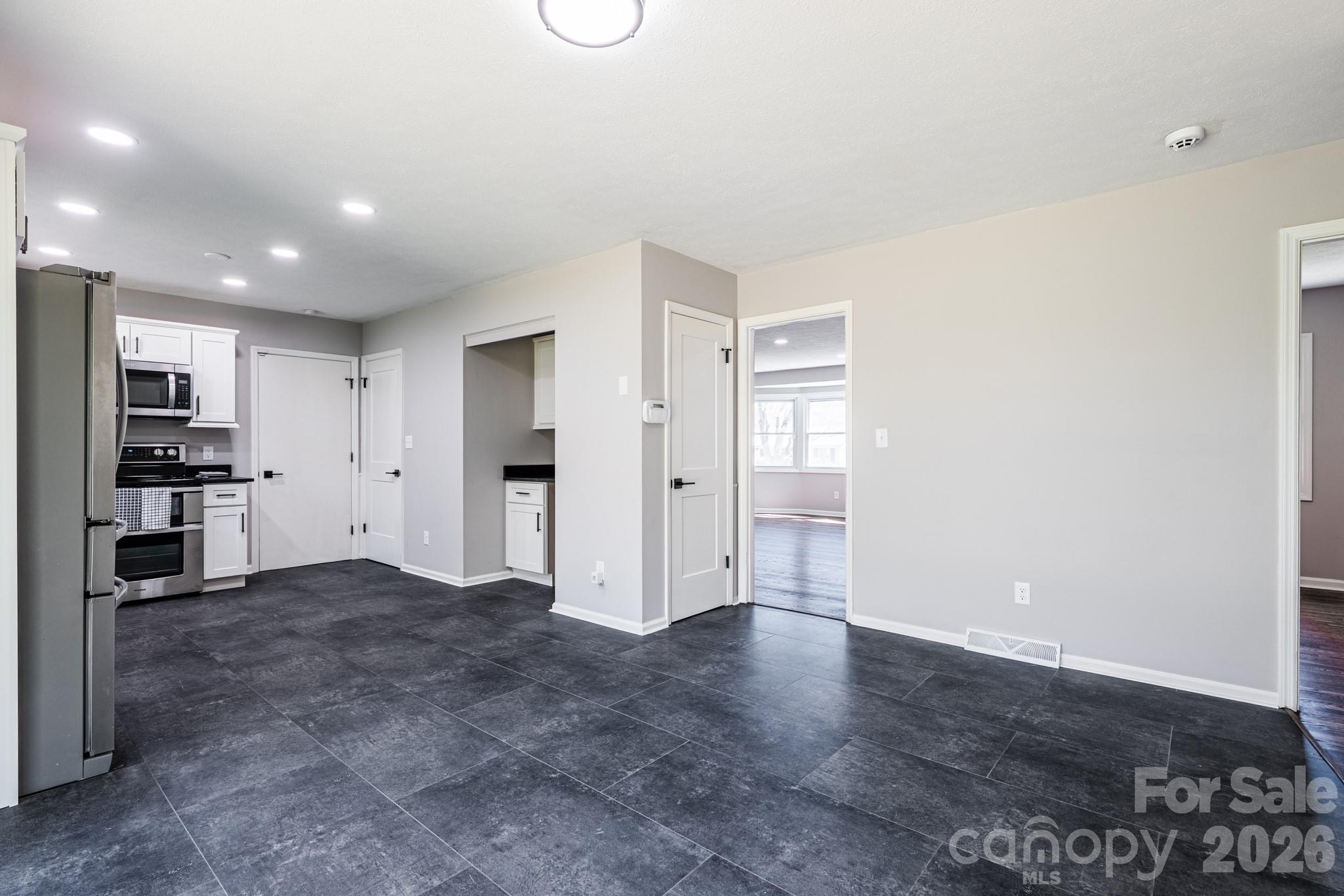 8 Hillview Road — Asheville