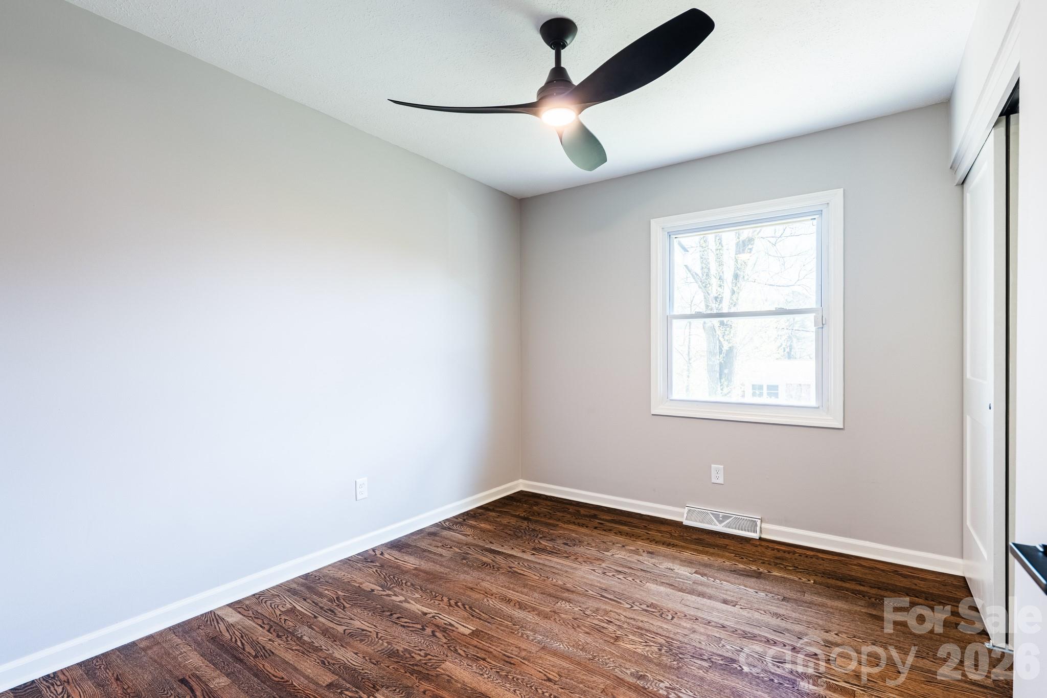 8 Hillview Road — Asheville