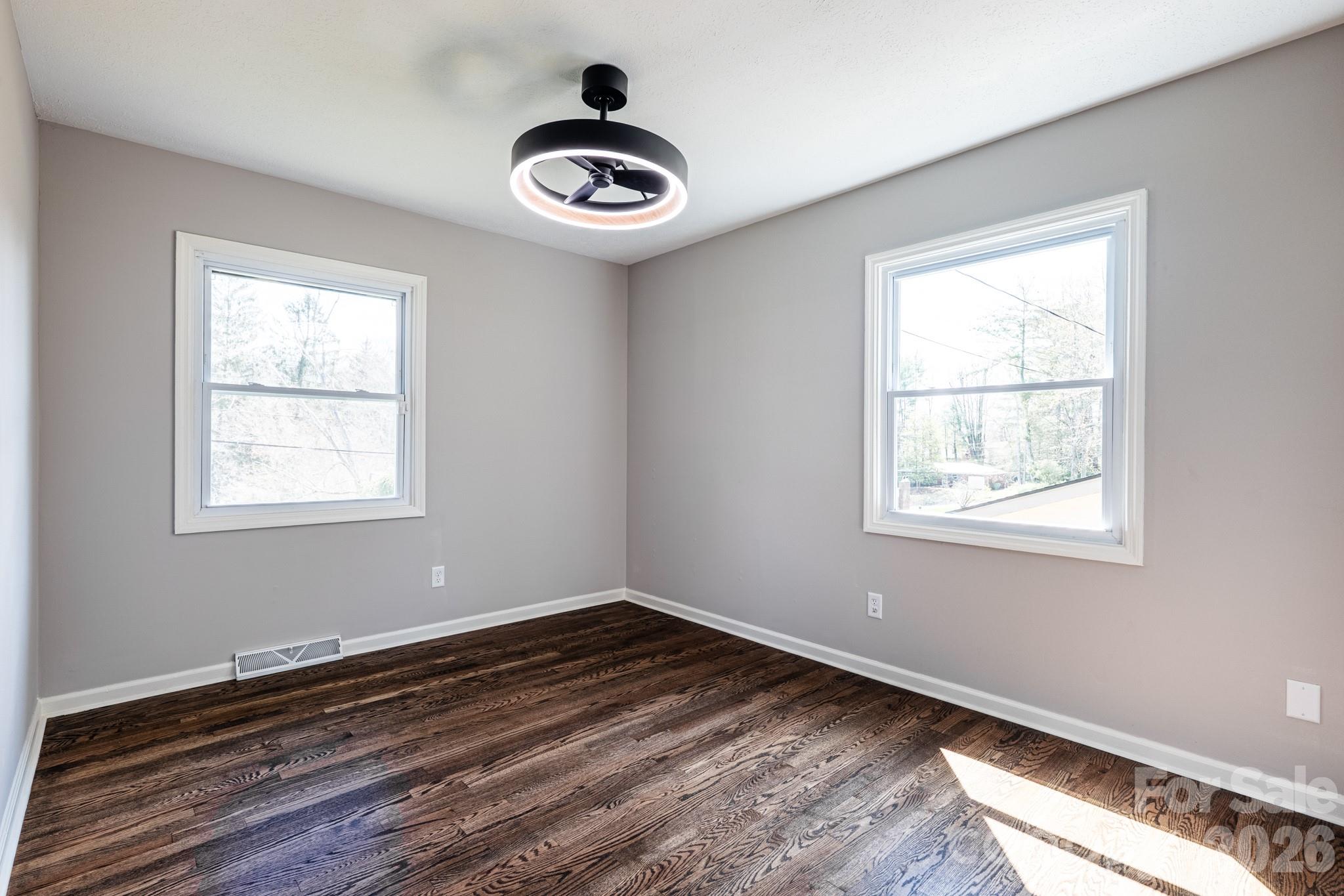 8 Hillview Road — Asheville
