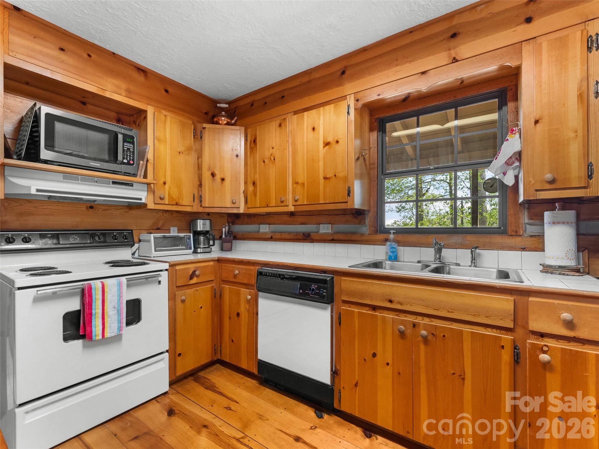178 Tablerock Drive — Saluda
