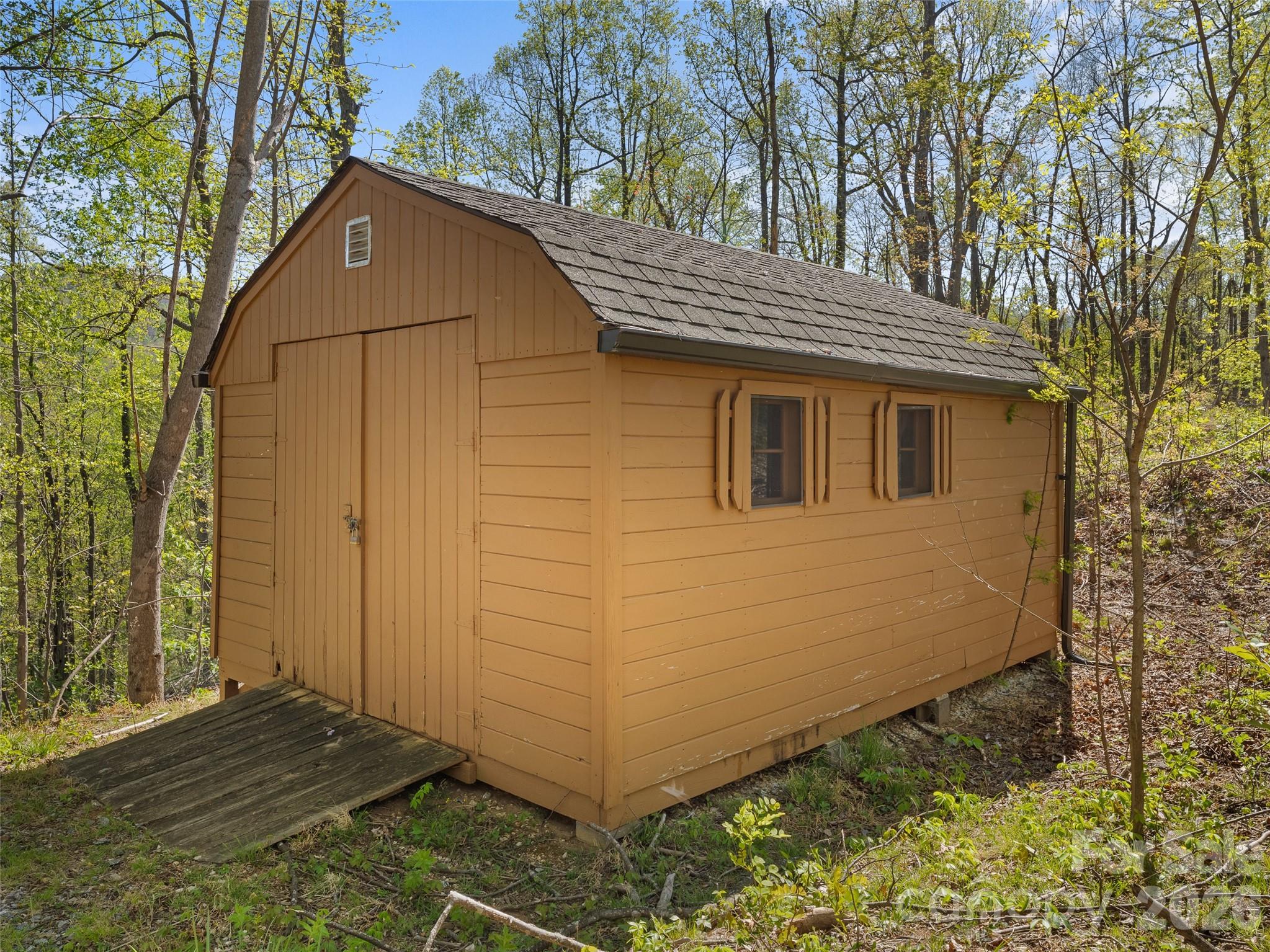 178 Tablerock Drive — Saluda