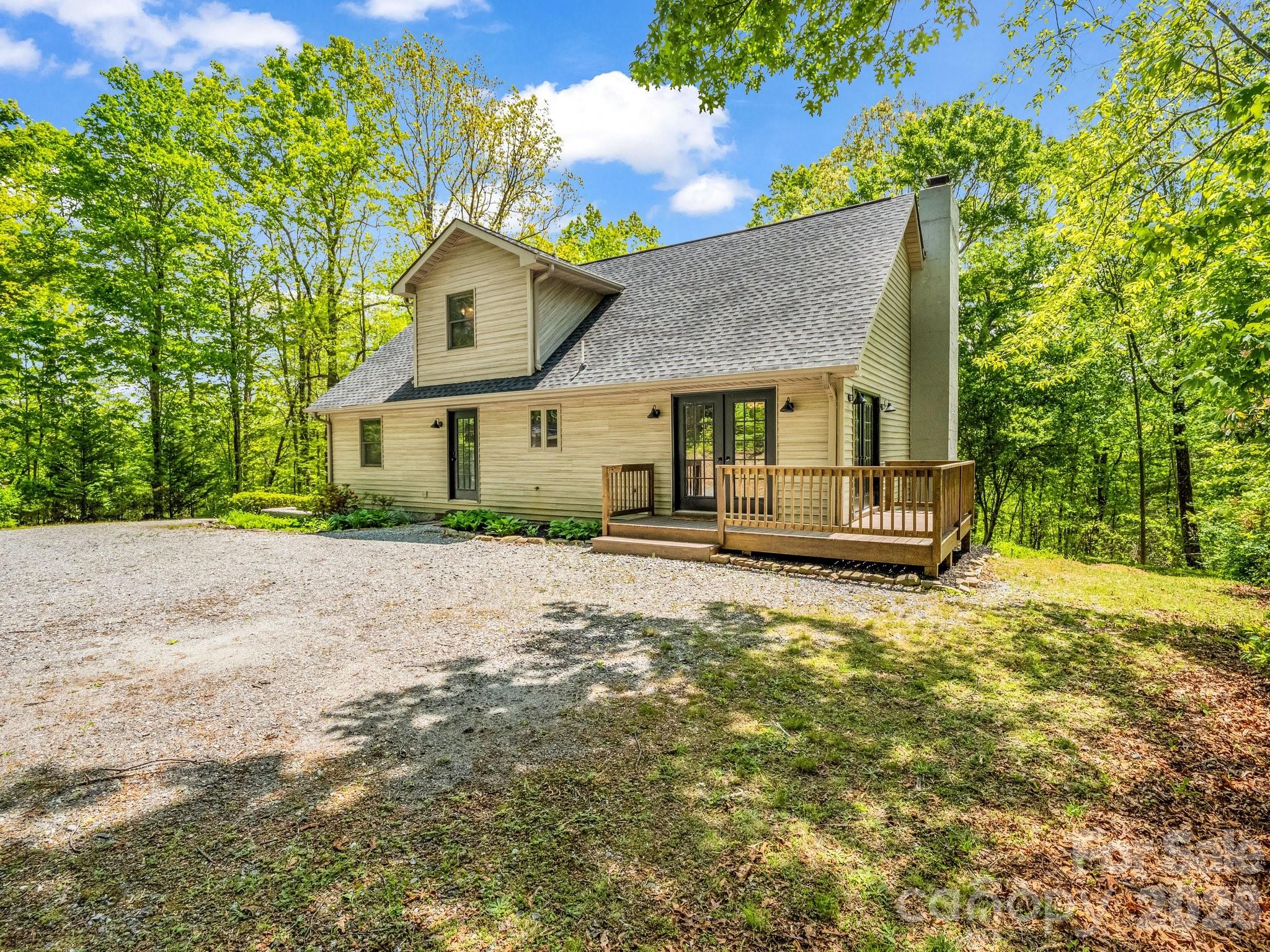 2304 Mountain Page Road — Saluda