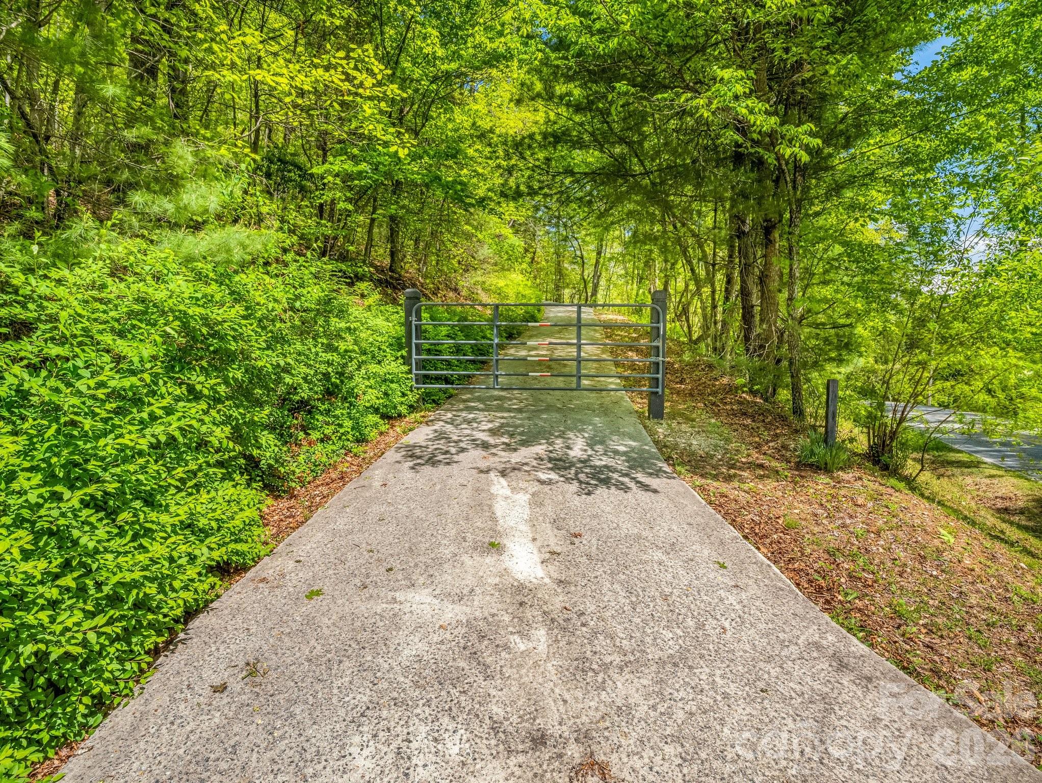 2304 Mountain Page Road — Saluda