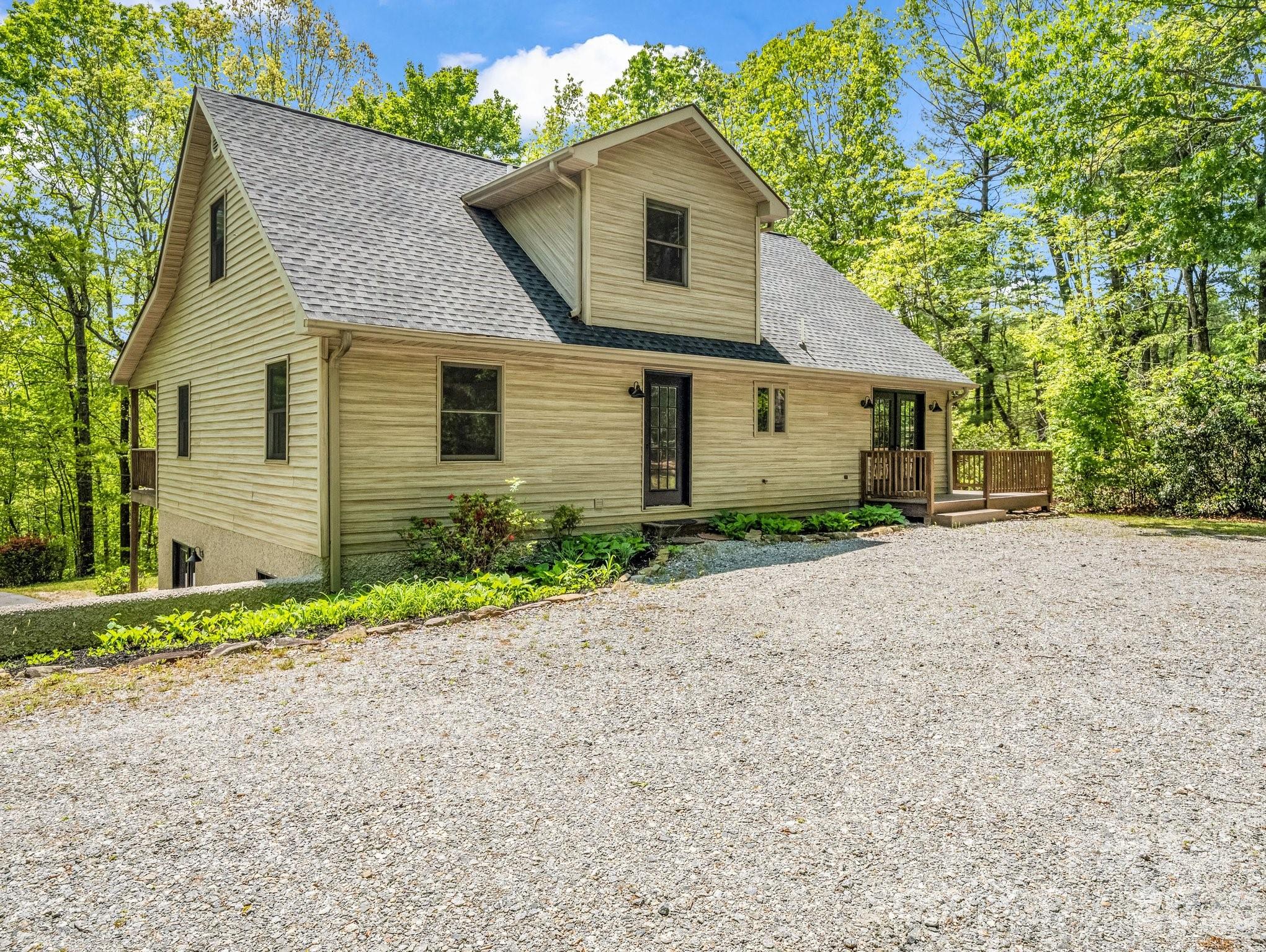 2304 Mountain Page Road — Saluda
