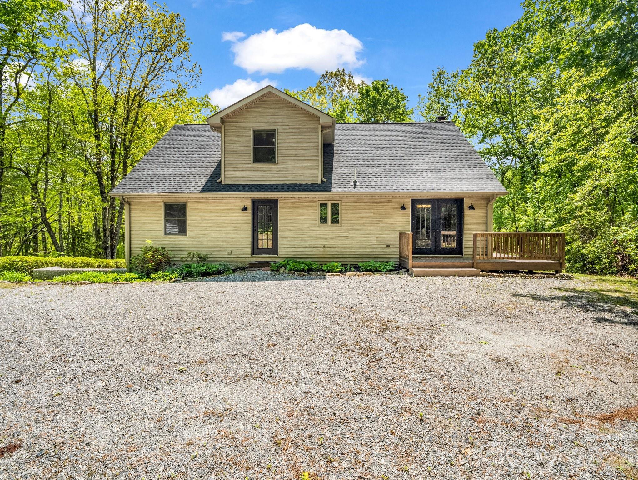 2304 Mountain Page Road — Saluda