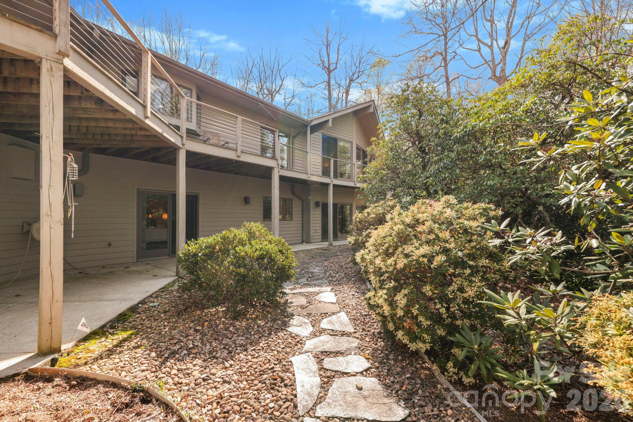 100 Elmridge Drive — Flat Rock