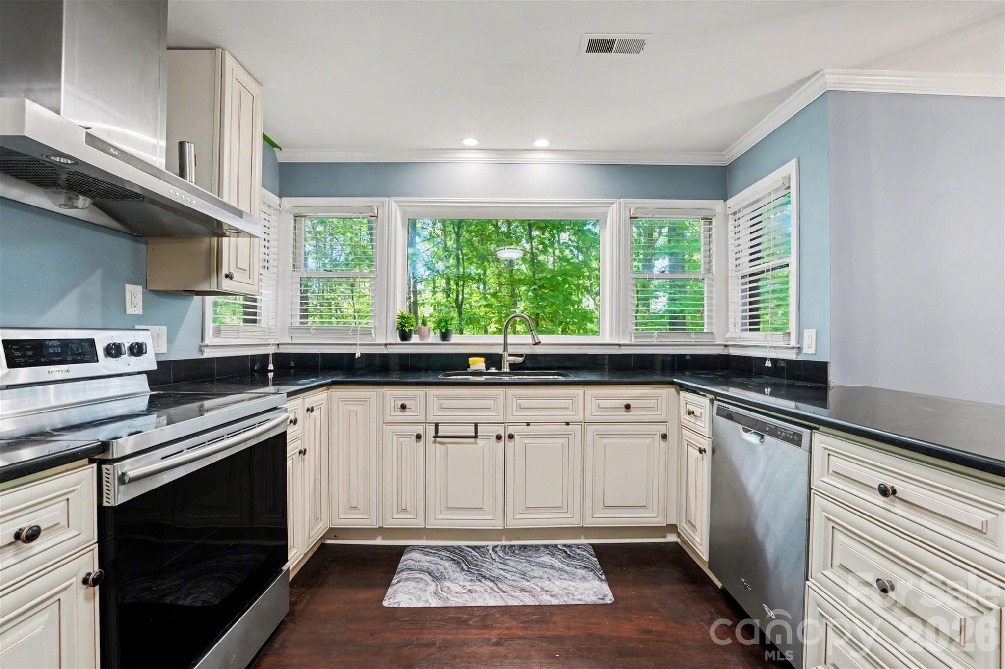 7443 Newmans Lane — Charlotte