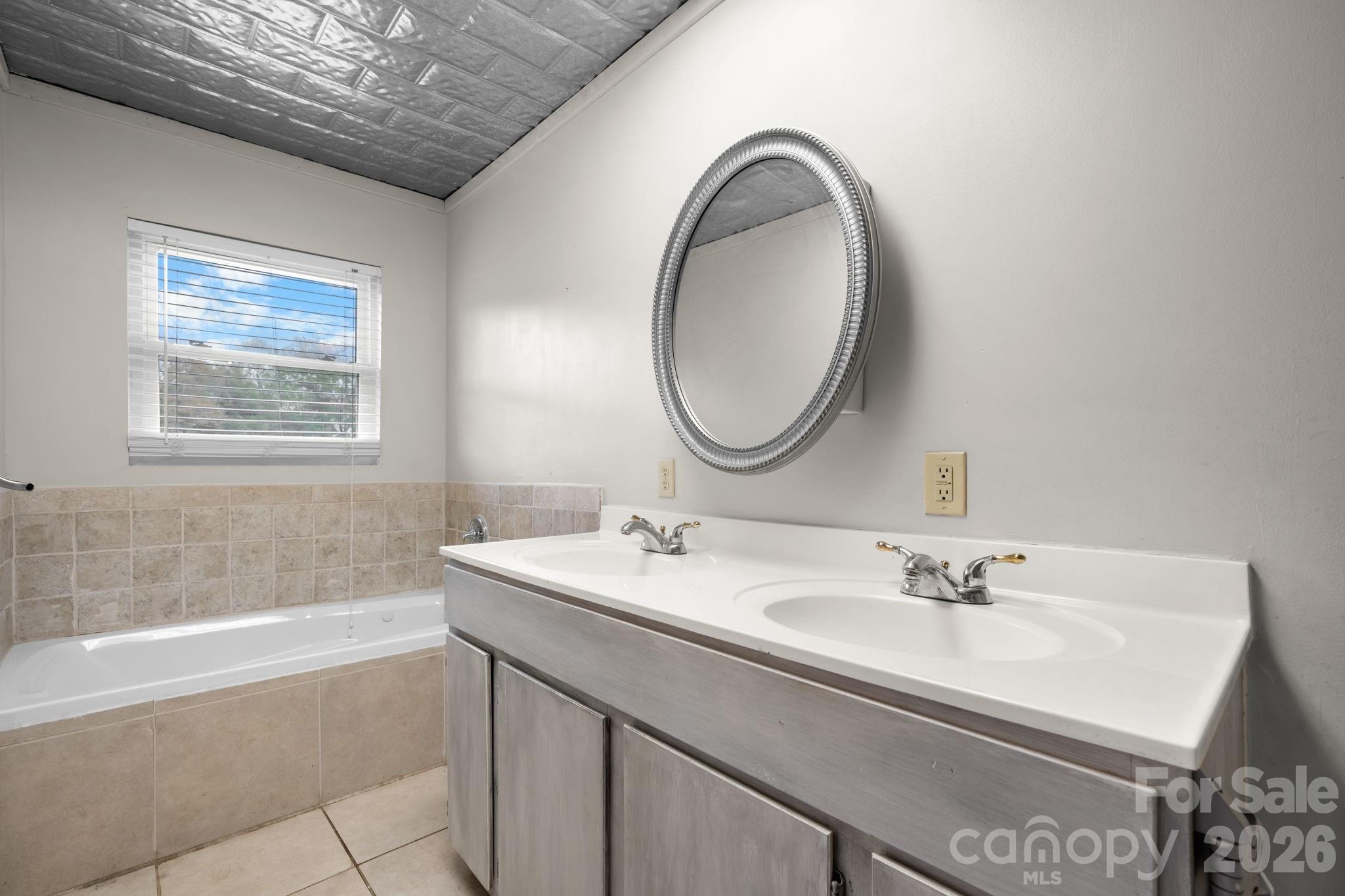 1604 4th Street NE — Hickory