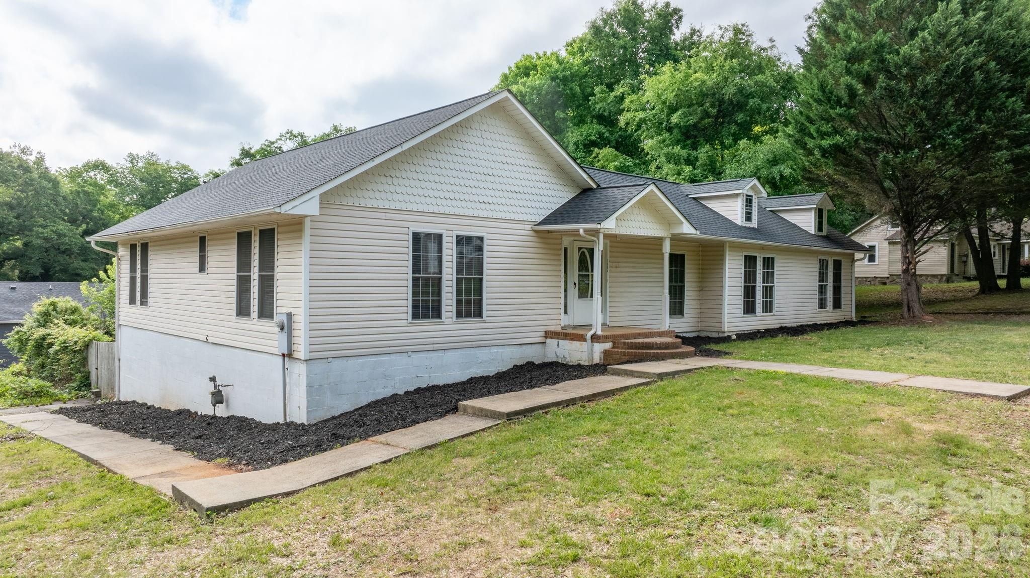 1604 4th Street NE — Hickory