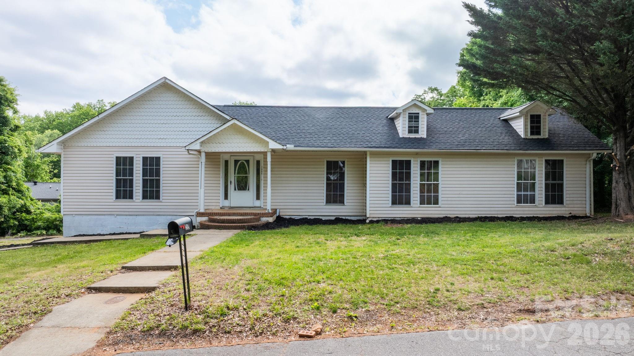 1604 4th Street NE — Hickory