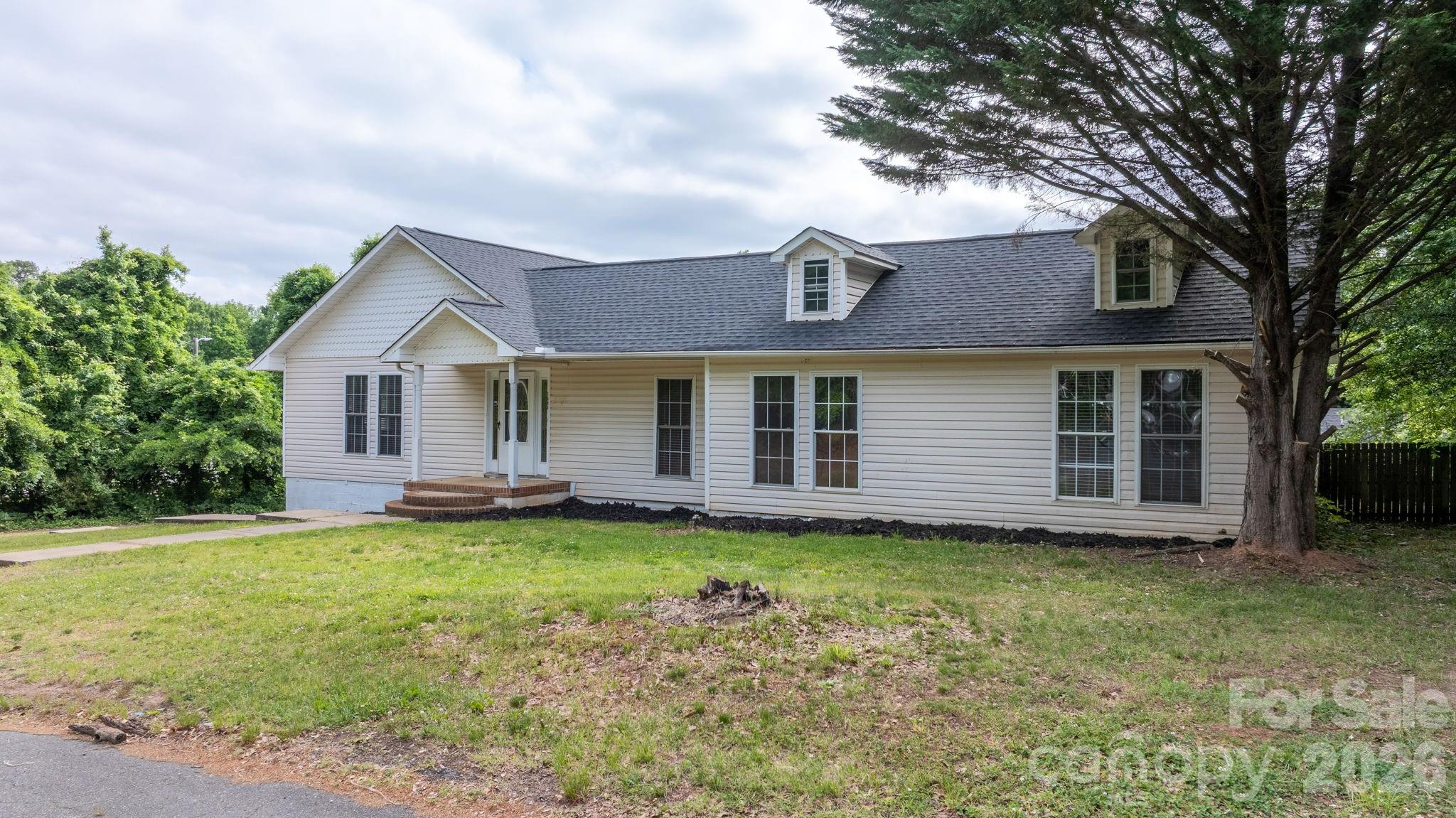 1604 4th Street NE — Hickory