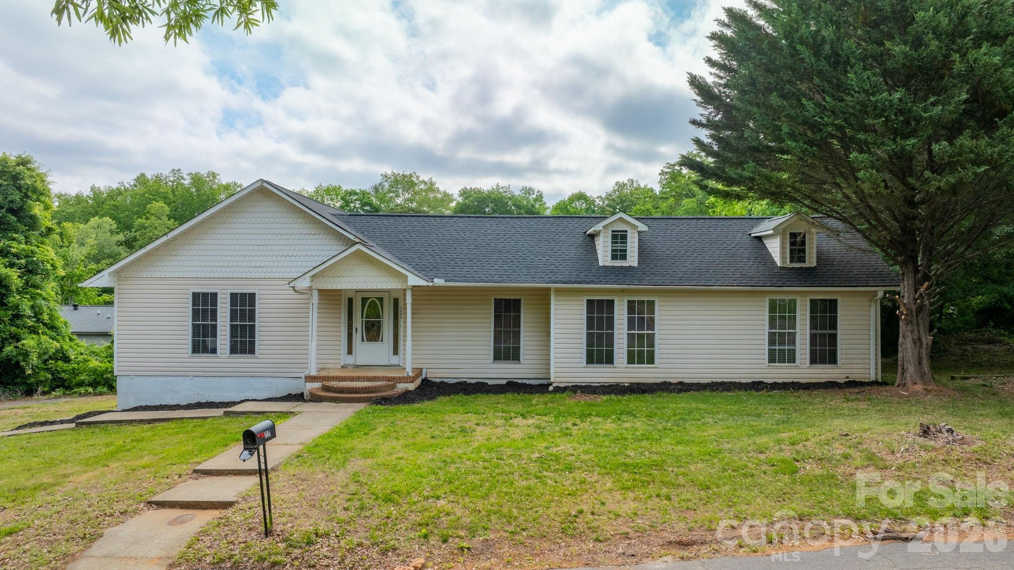 1604 4th Street NE — Hickory