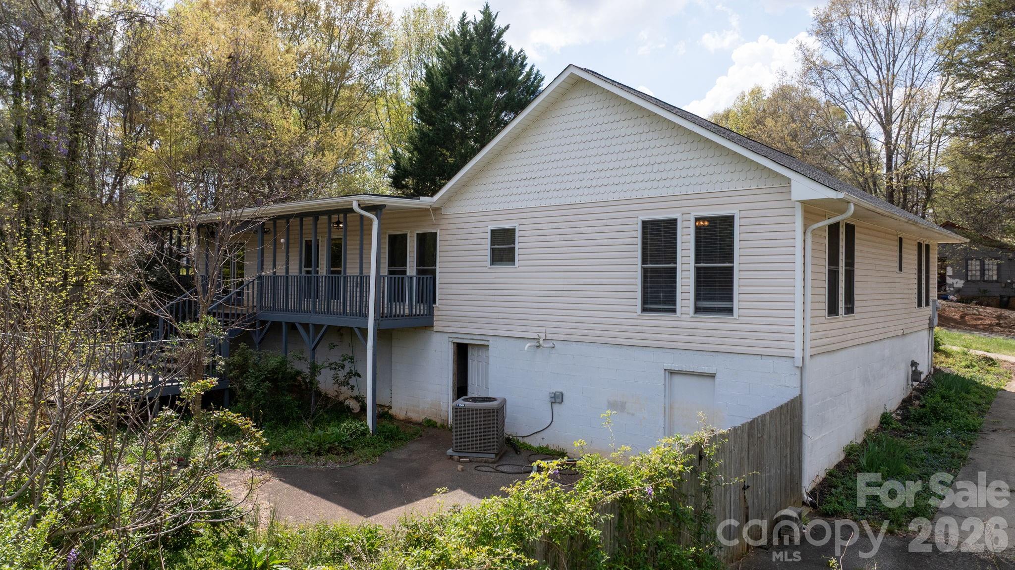 1604 4th Street NE — Hickory