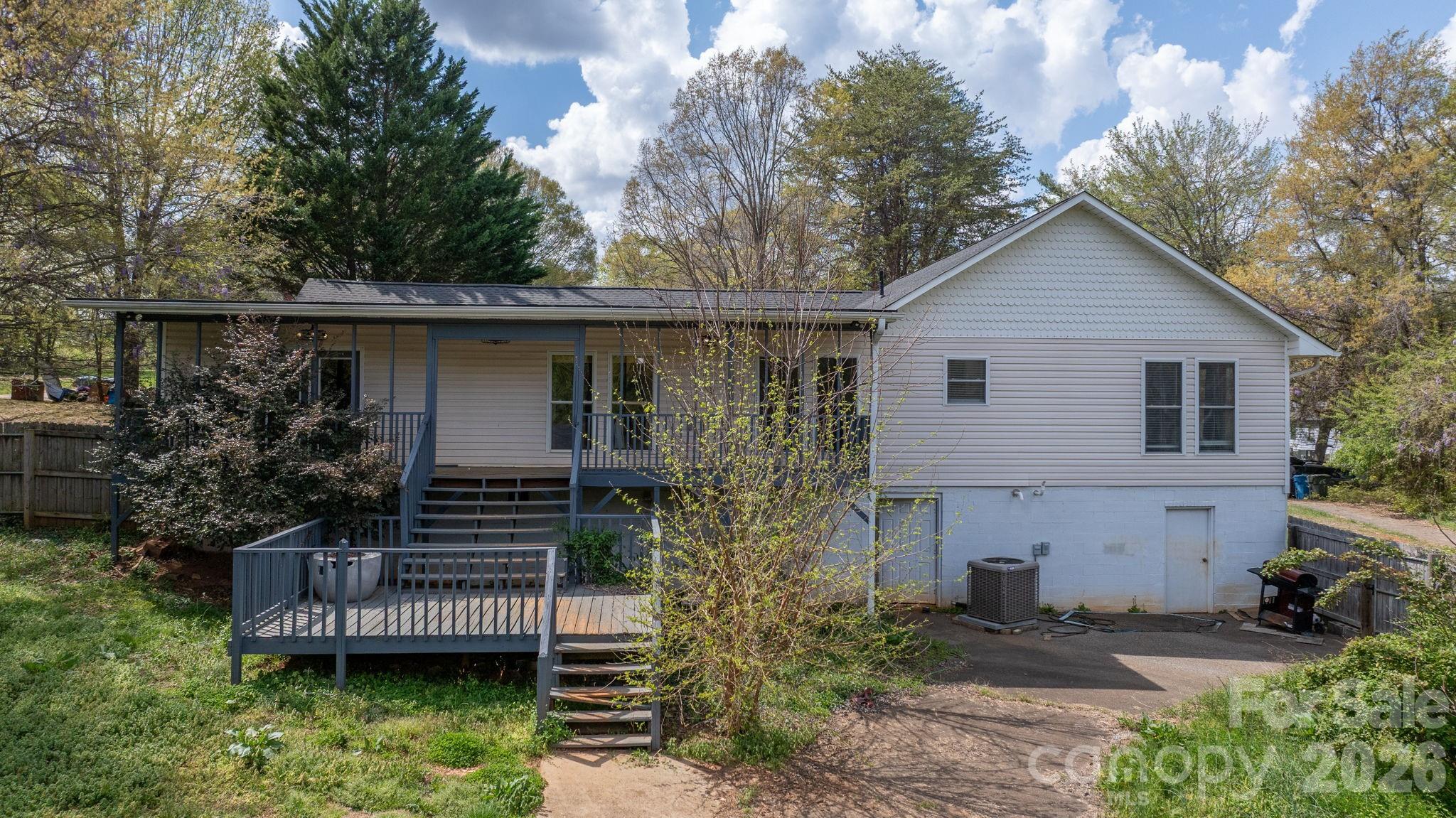 1604 4th Street NE — Hickory