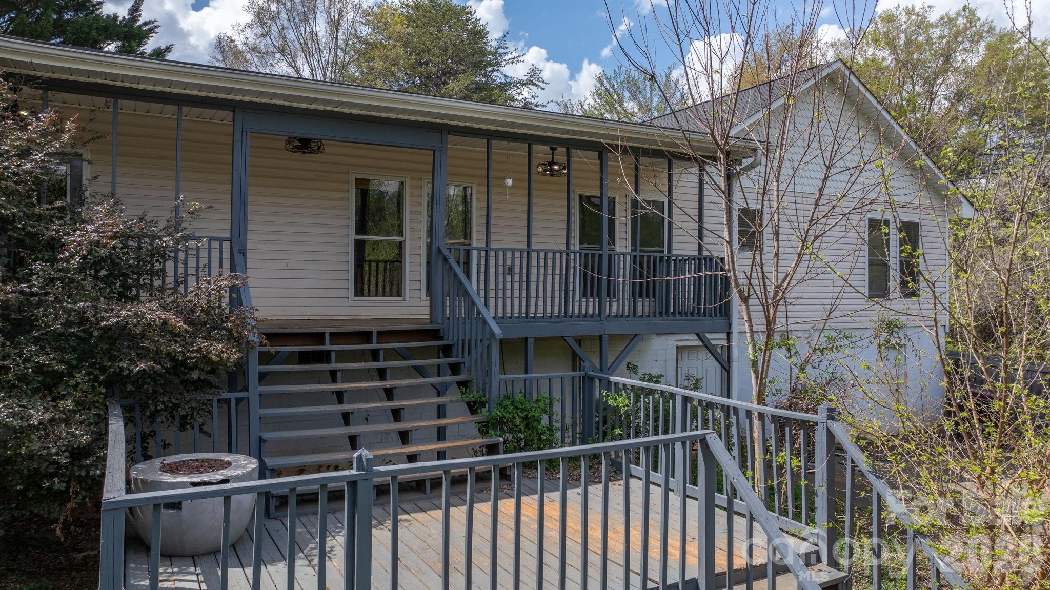 1604 4th Street NE — Hickory