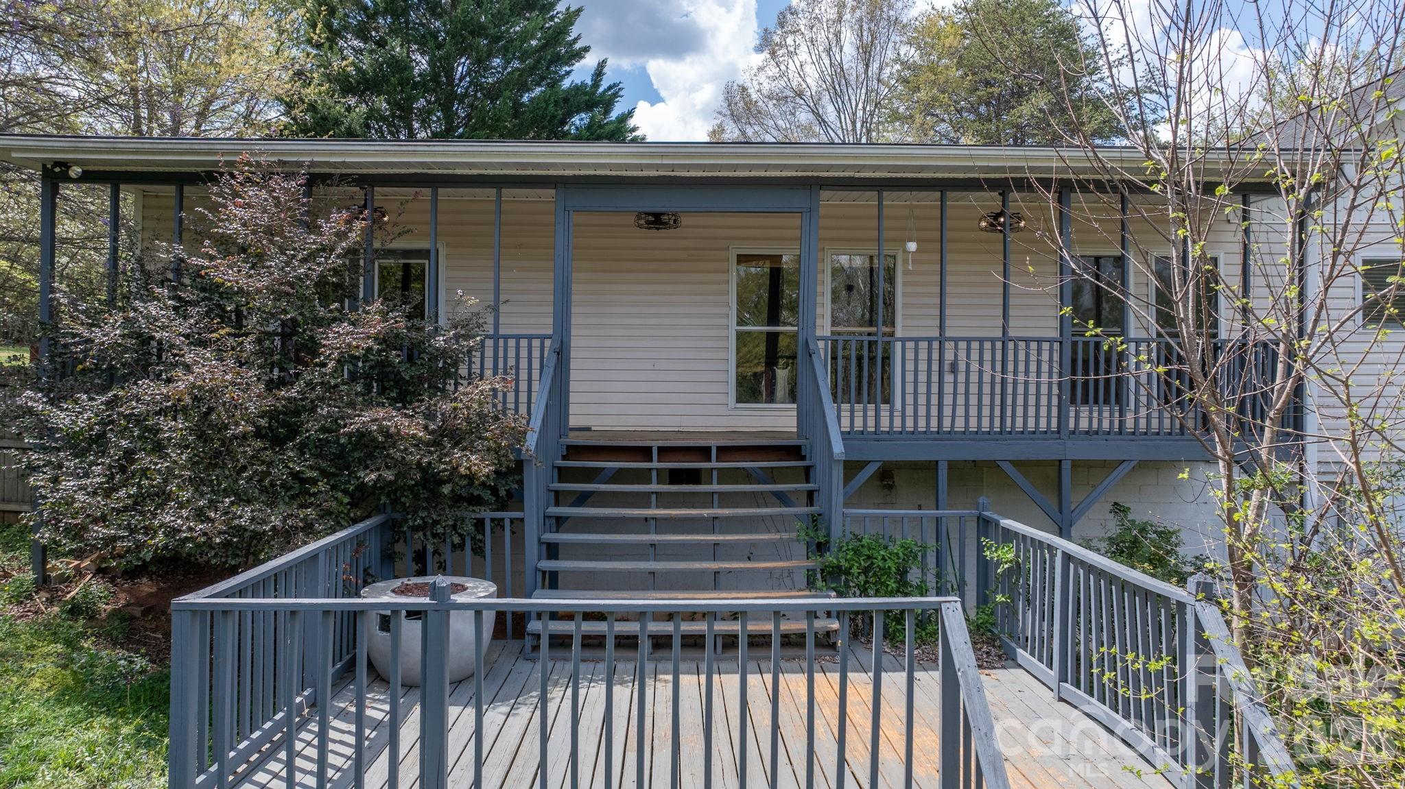 1604 4th Street NE — Hickory