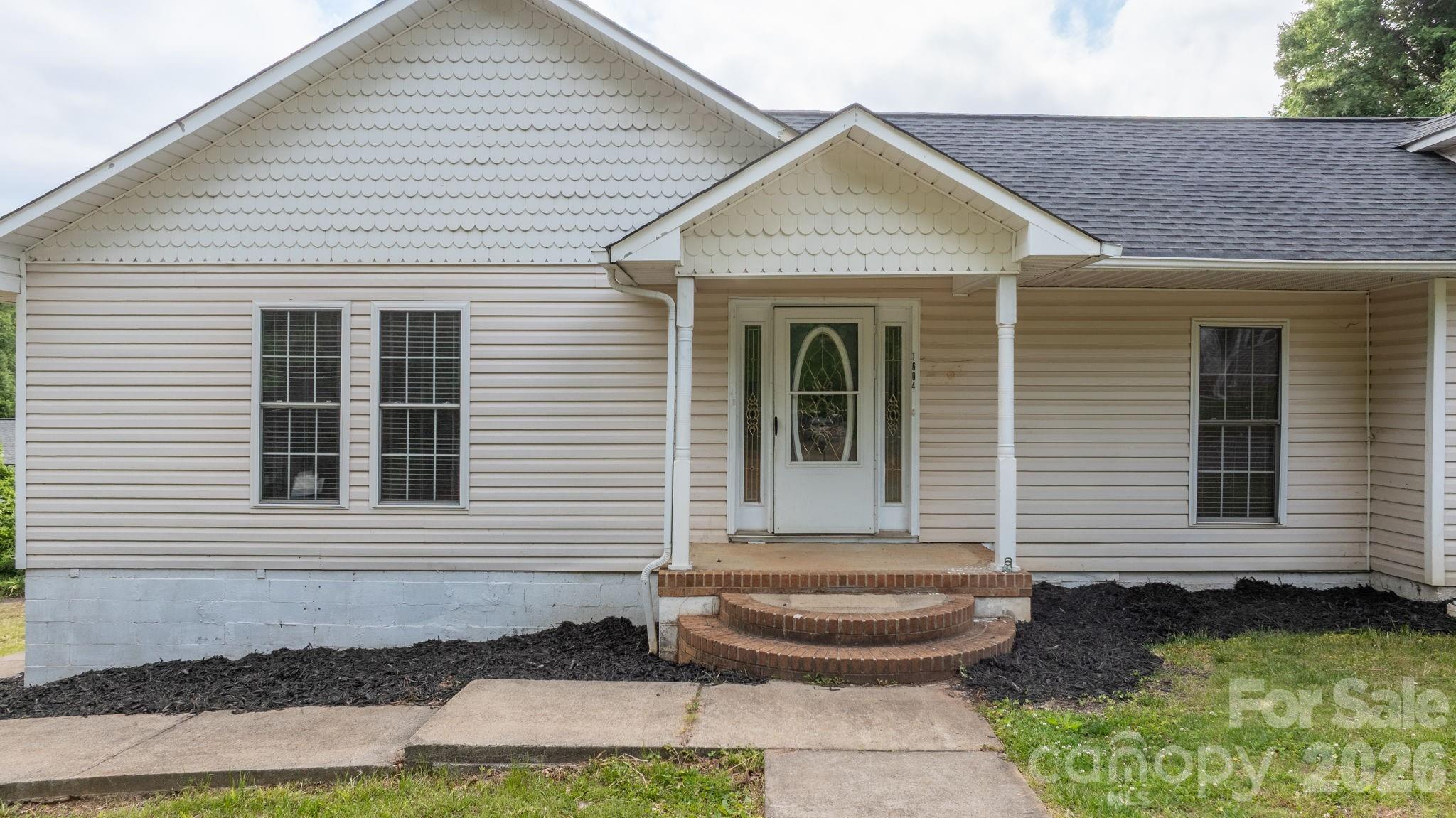 1604 4th Street NE — Hickory