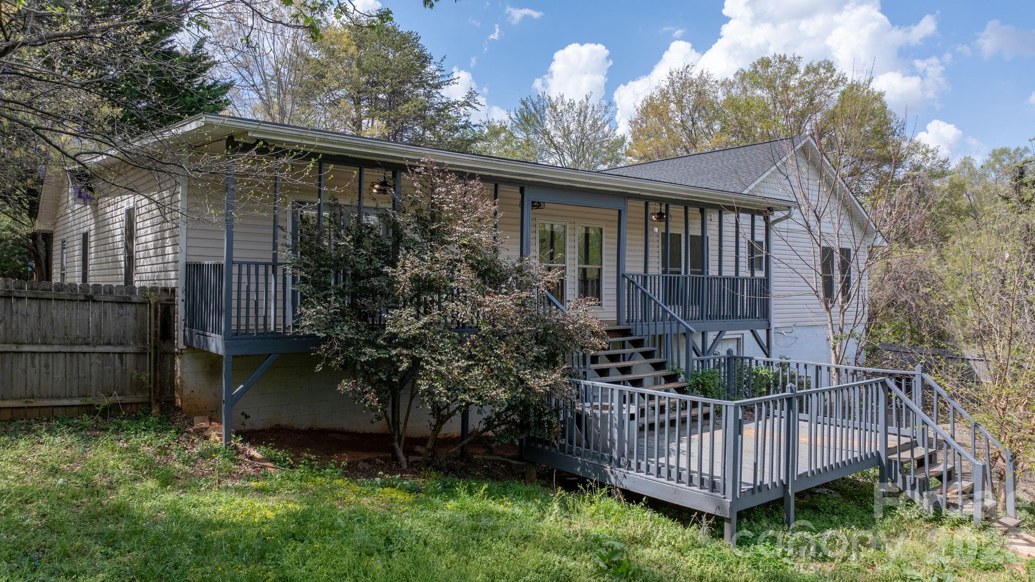 1604 4th Street NE — Hickory