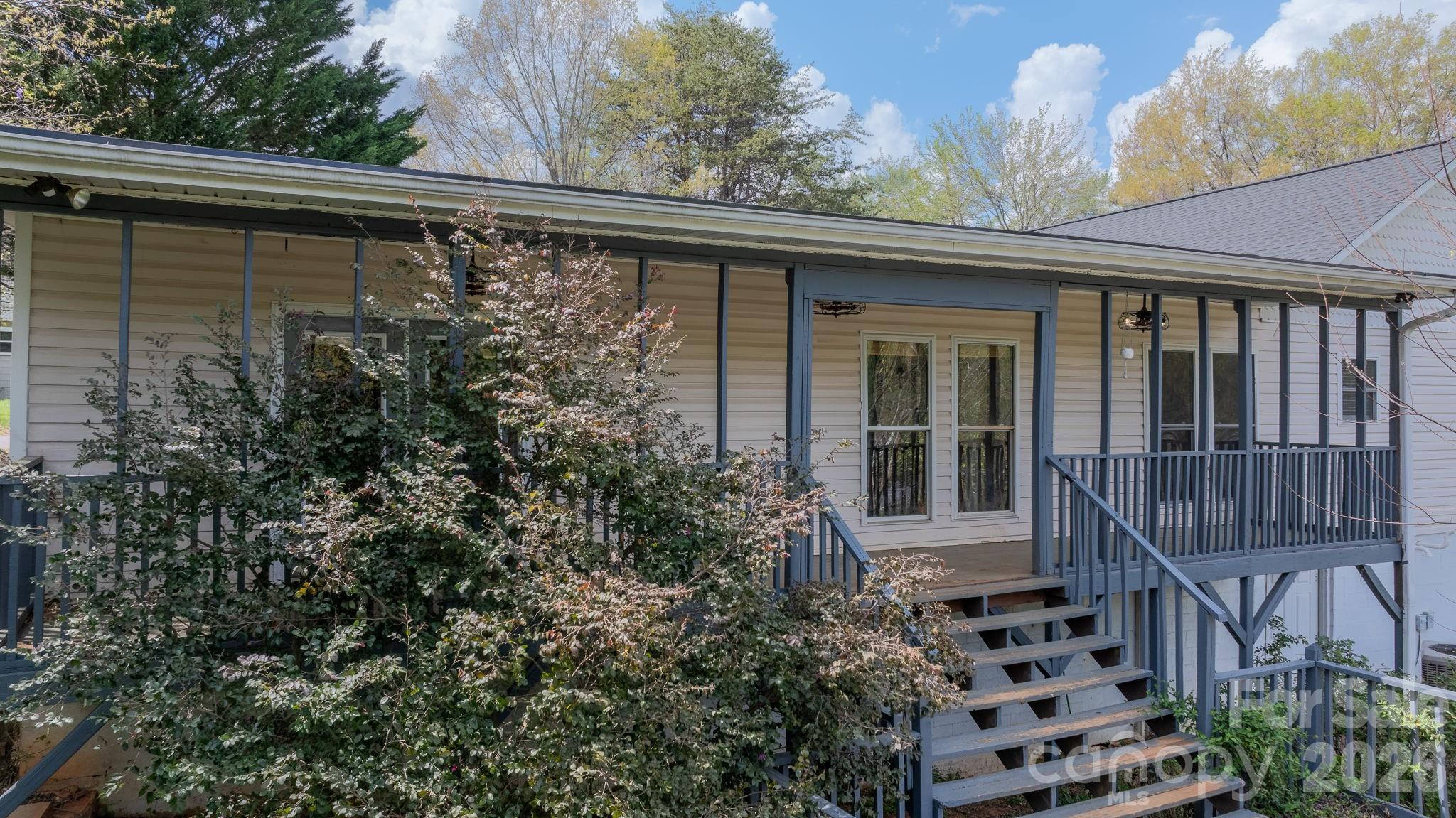 1604 4th Street NE — Hickory