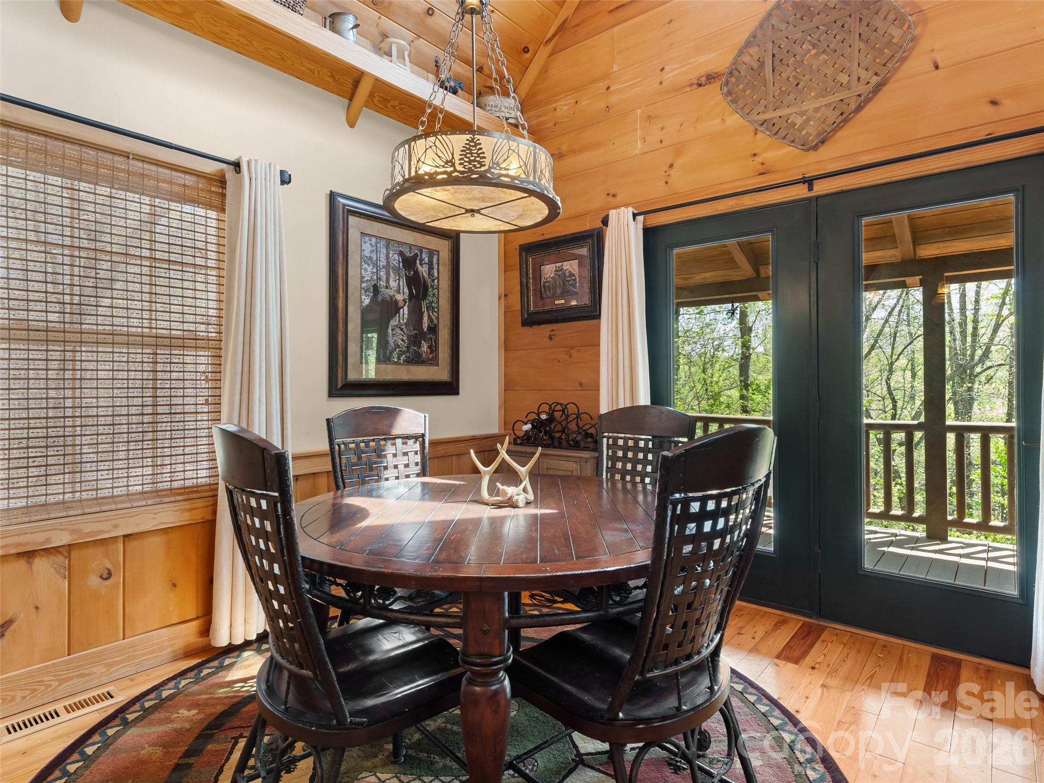 462 Deep Woods Lane — Saluda