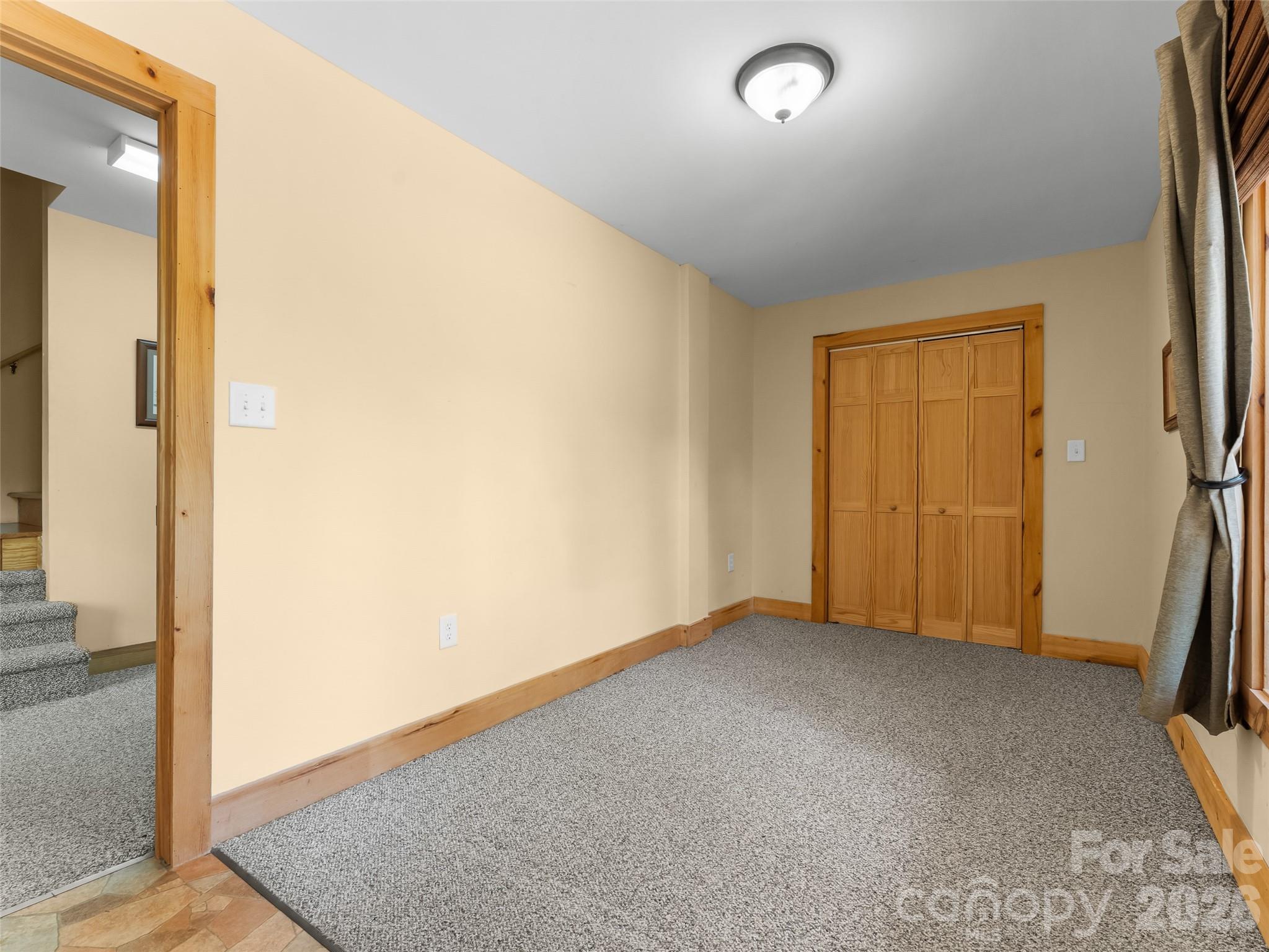 462 Deep Woods Lane — Saluda