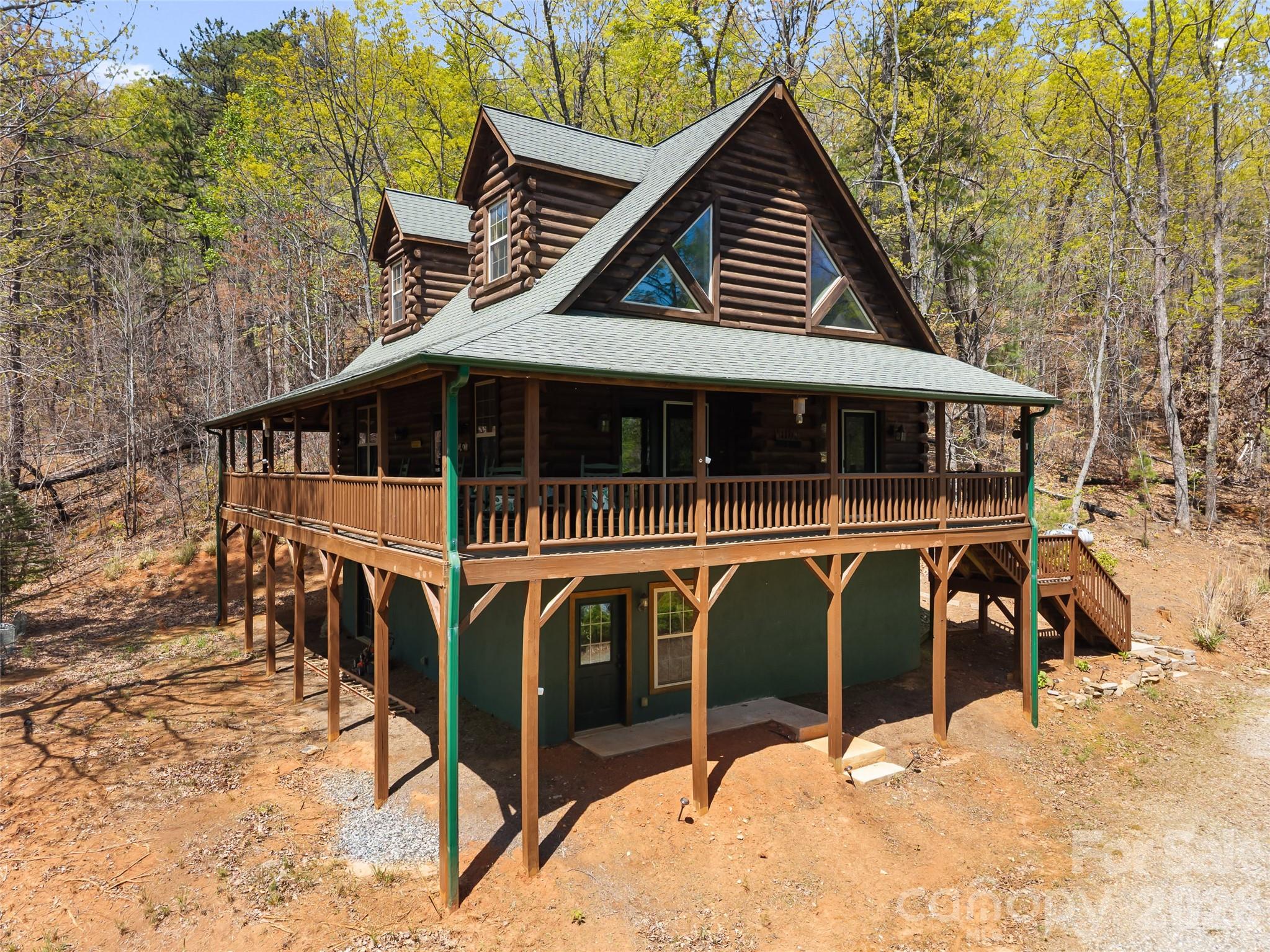 462 Deep Woods Lane — Saluda