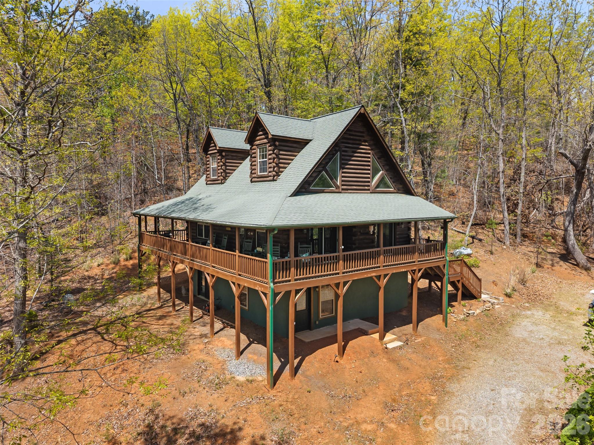 462 Deep Woods Lane — Saluda