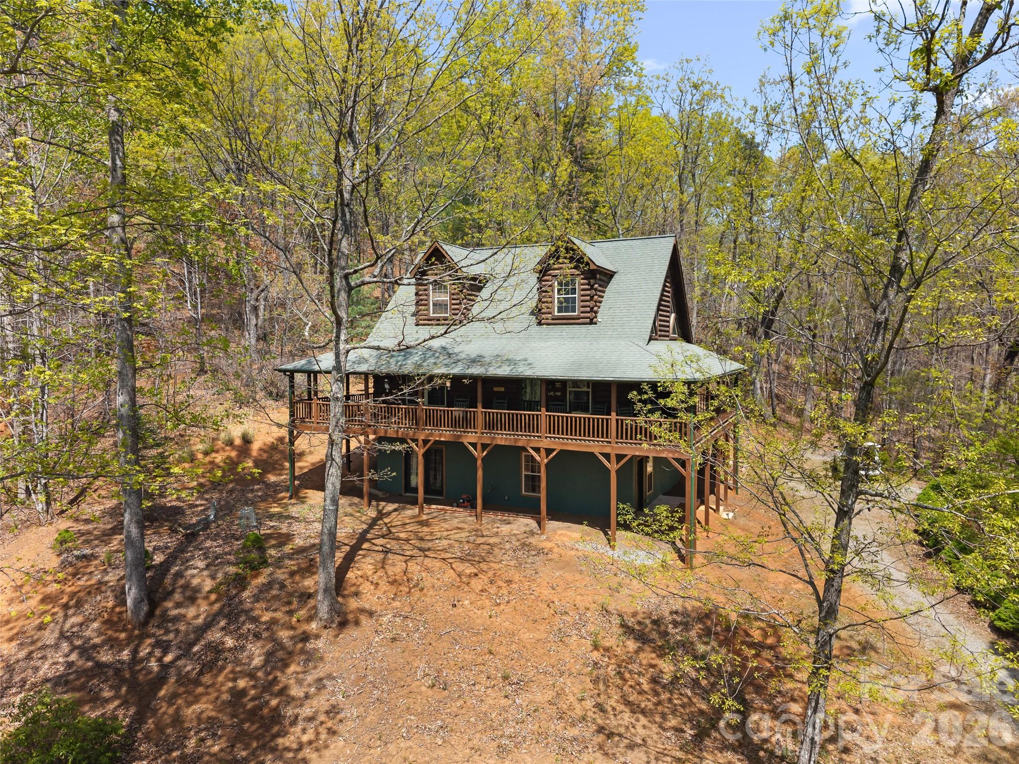 462 Deep Woods Lane — Saluda