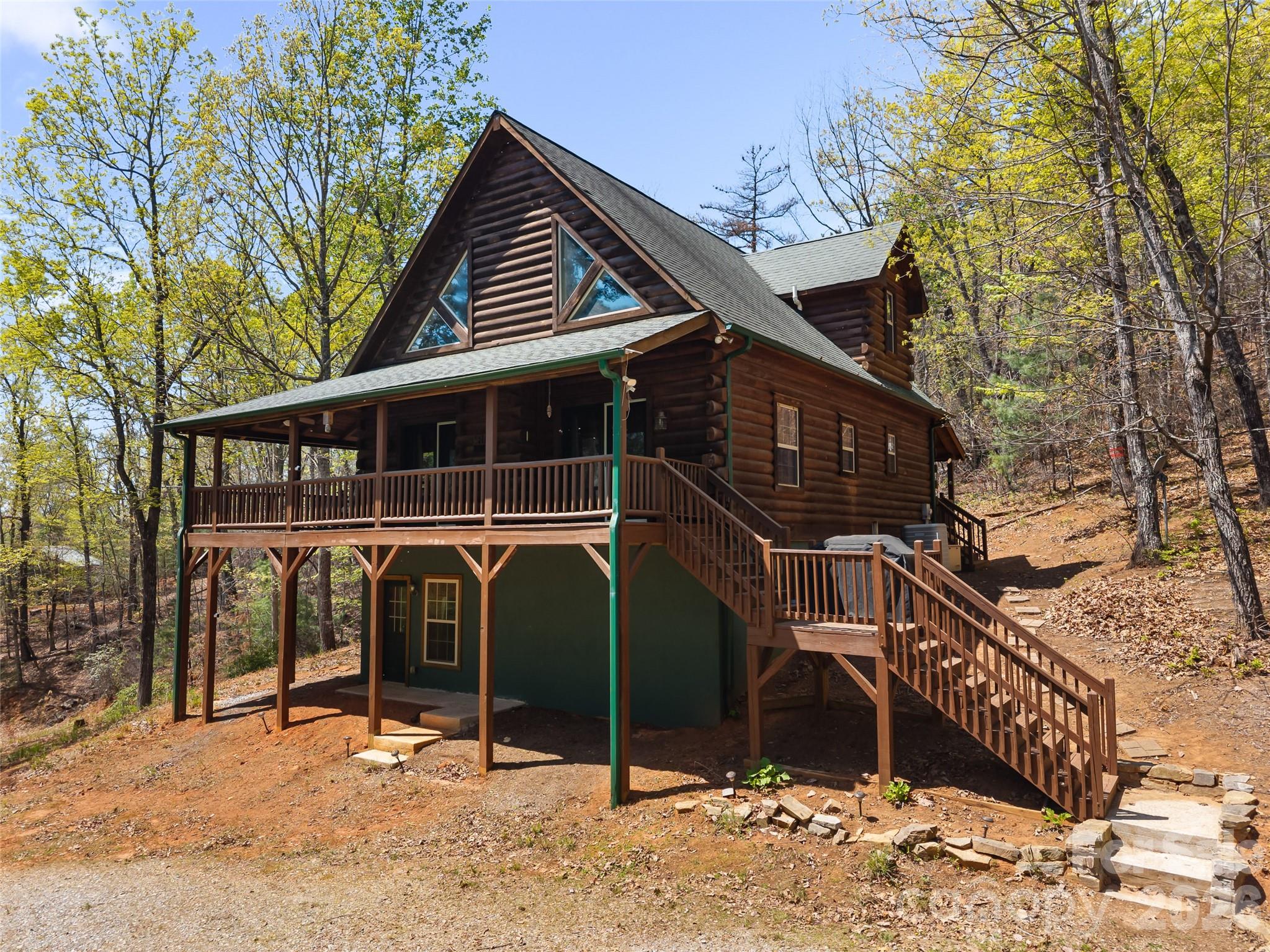 462 Deep Woods Lane — Saluda